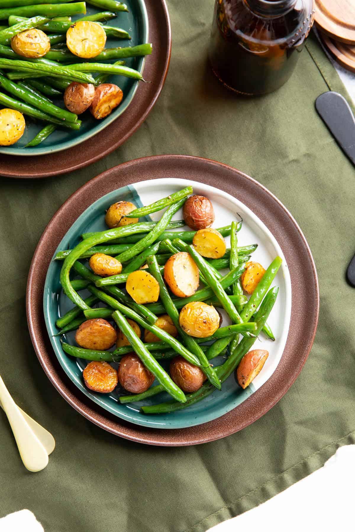 Geröstete Grüne Bohnen und Kartoffeln 3 dining table with plated roasted green beans and potatoes