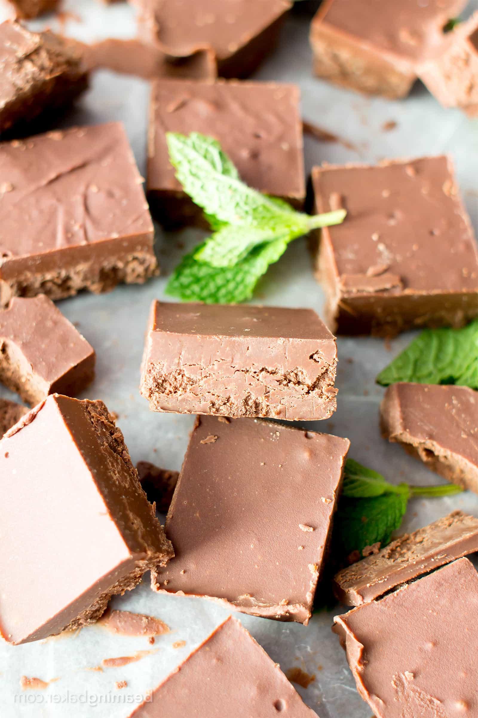 Blitzschneller Pfefferminz Fudge (Vegan, Glutenfrei): Ein 3-Zutaten-Rezept für cremige, dicke, köstliche Schokoladen-Fudge-Quadrate aus gesunden Zutaten! #Paleo #Vegan #GlutenFrei #MilchFrei #GesundeWeihnachtsdesserts | Rezept auf BeamingBaker.com