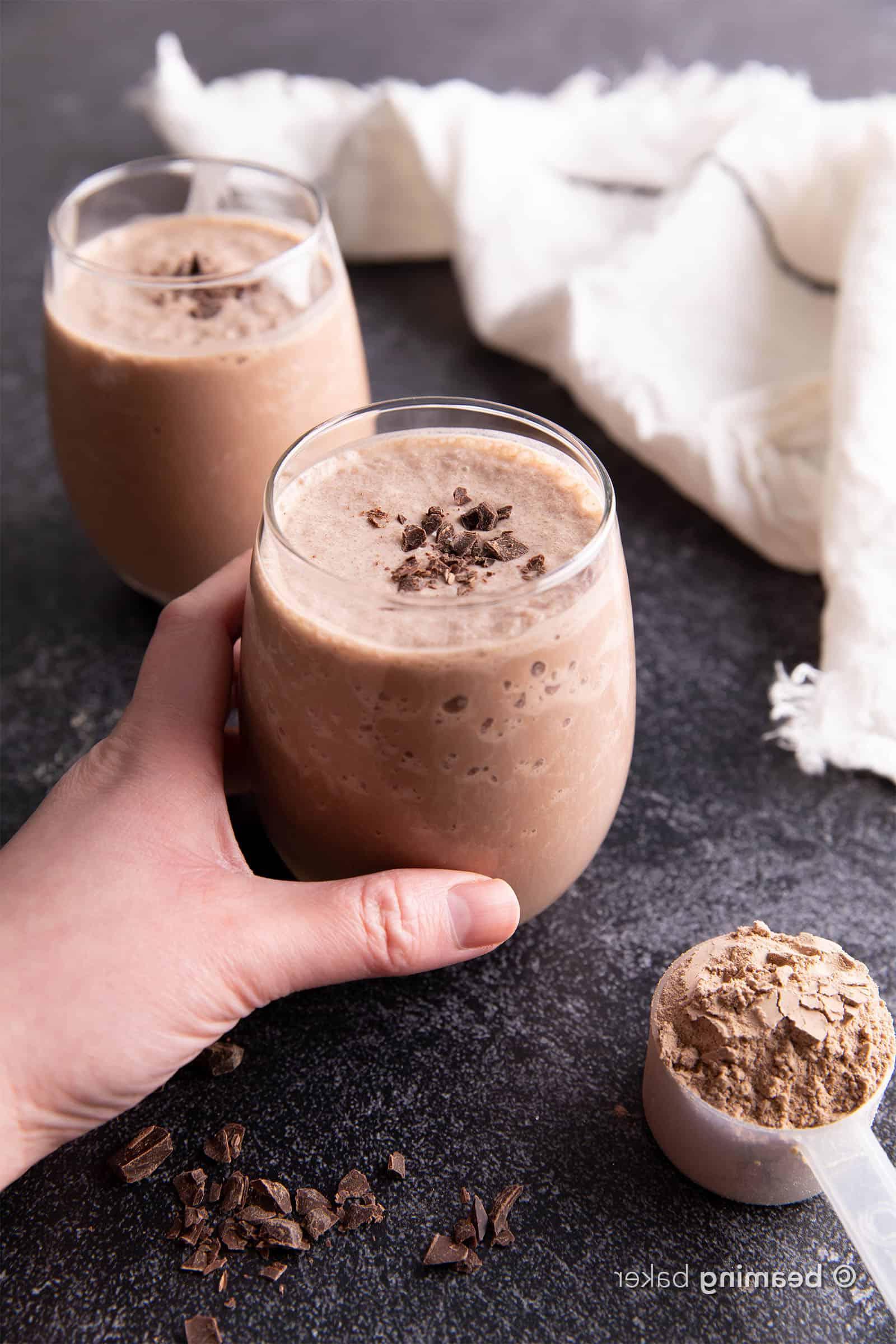 Cremiger und gesunder veganer Schoko-Proteinshake: Nur 3 Zutaten und 5 Minuten Zubereitungszeit.