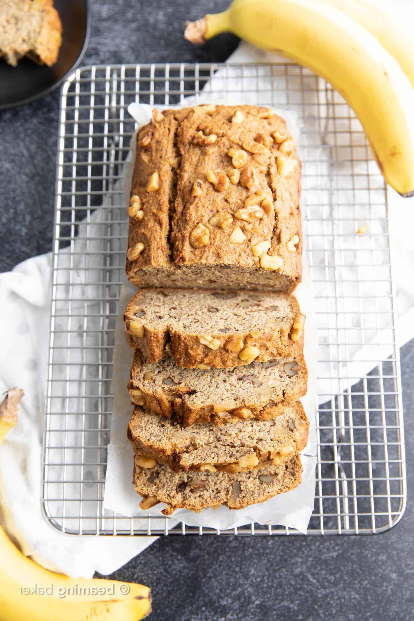Gesundes Bananenbrot Rezept: Unglaublich leckeres und saftiges Bananenbrot, das auch noch gesund ist! Nährstoffreich, mit gemütlichem Bananengeschmack und unglaublicher Textur – du wirst nicht widerstehen können! #Bananenbrot #Gesund #Banane | Rezept auf BeamingBaker.com