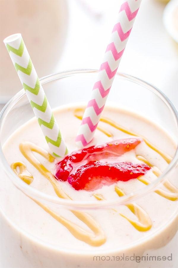 Proteinreicher Erdbeer-Erdnussbutter-Smoothie: 19g Protein, 5 einfache Zutaten, schnelles Rezept für einen cremigen, gesunden und proteinreichen Smoothie. BEAMINGBAKER.COM #Proteinreich #Smoothies