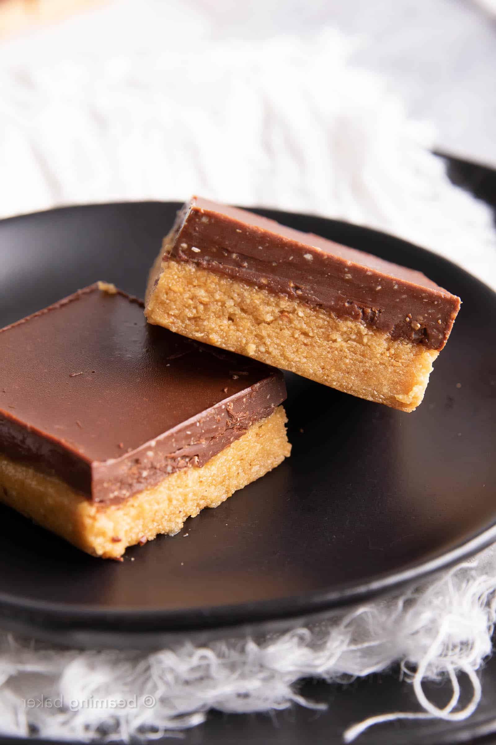 4-Zutaten Nutella Riegel ohne Backen: Dieses einfache Rezept für Nutella-Schokoriegel ergibt weiche, zähe Riegel mit einer dicken Schoko-Haselnuss-Oberfläche. Die besten Nutella-Riegel ohne Backen – Nutella in mundgerechter Riegelform! #Nutella #Schokolade #OhneBacken #Haselnuss