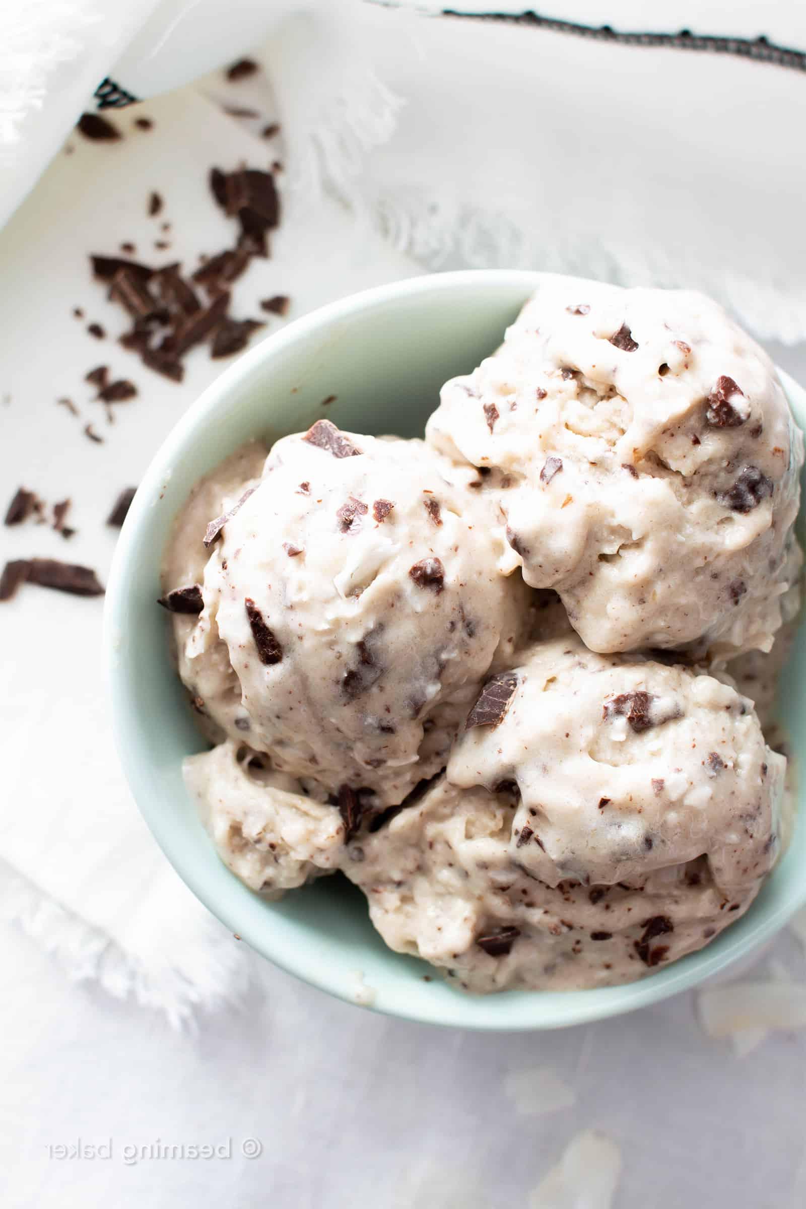 Kokos-Schoko-Veganes Eis Rezept: dieses köstliche vegane Eisrezept ist wunderbar reichhaltig und cremig! Das beste hausgemachte vegane Eis—vollgepackt mit Kokos & Schokochips, ohne Eismaschine. #Vegan #Eis #Kokosnuss #Schokochips #VeganesEis | Rezept auf BeamingBaker.com