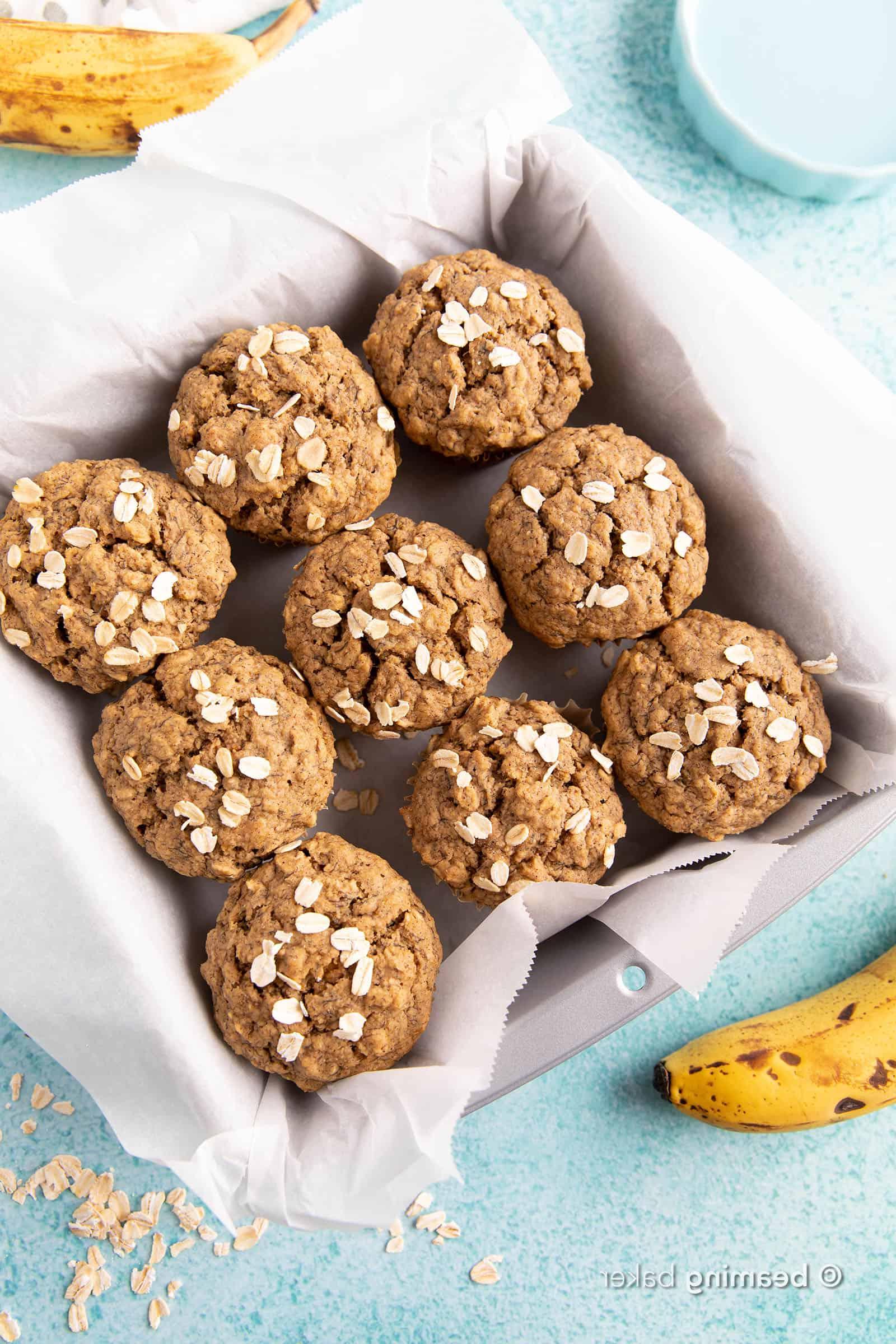 Saftige Vegane Glutenfreie Bananen-Hafer-Muffins: Ein einfaches Ein-Schüssel-Rezept für warme, feuchte und leicht süße Bananen-Hafer-Muffins aus einfachen Zutaten. #vegan #glutenfrei #frühstück #gesund | Rezept auf BeamingBaker.com