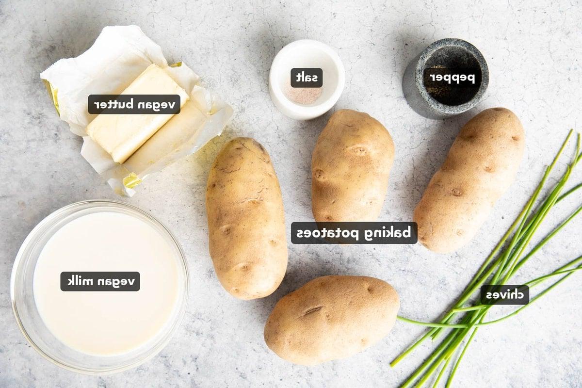 Zutaten für veganes Kartoffelpüree: mehlig kochende Kartoffeln, Salz und Pfeffer, vegane Butter, pflanzliche Milch und frischer Schnittlauch