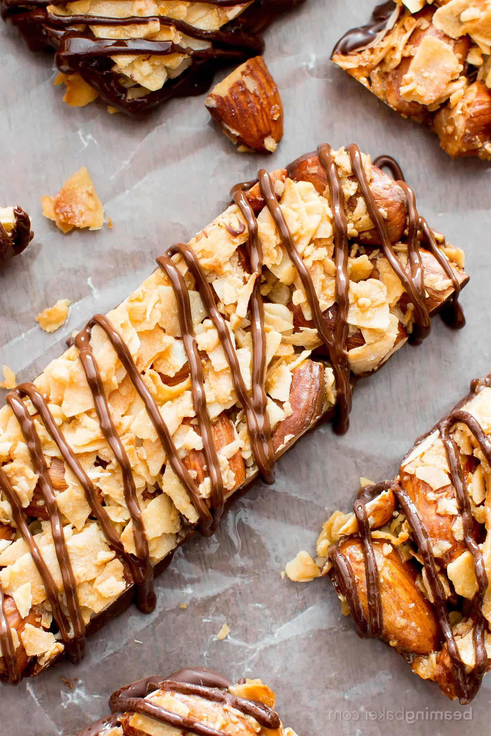 5-Zutaten-Riegel mit dunkler Schokolade, Mandeln & Kokosnuss im KIND Bar Stil (Vegan, Glutenfrei): Ein 5-Minuten-Rezept für einfache, selbstgemachte Riegel mit einer reichen Schokoladenschicht. #Paleo #Vegan #Glutenfrei #Milchfrei #Schokolade #Snacks | Rezept auf BeamingBaker.com