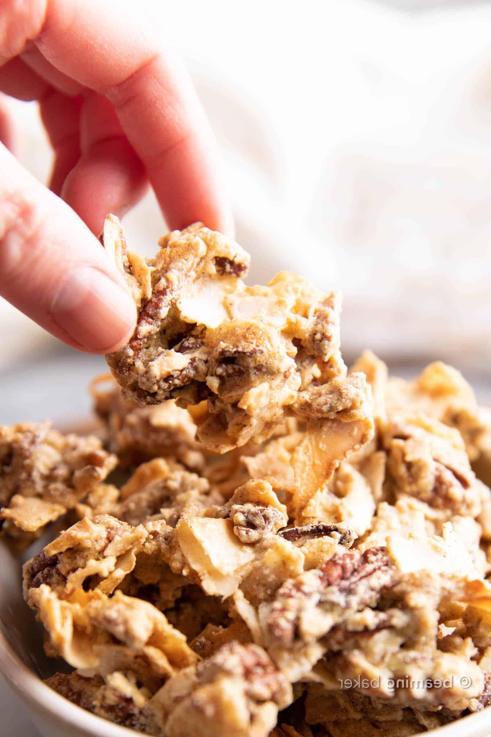 Bestes Keto Granola Rezept: knuspriges, knuspriges Keto Granola mit großen Clustern. Dieses Low-Carb-Granola ist süß, nussig und sättigend! Keto-freundlich, Low-Carb, Glutenfrei, Vegan. #KetoGranola #LowCarb #KetoFriendly #KetoRezept | Rezept auf BeamingBaker.com