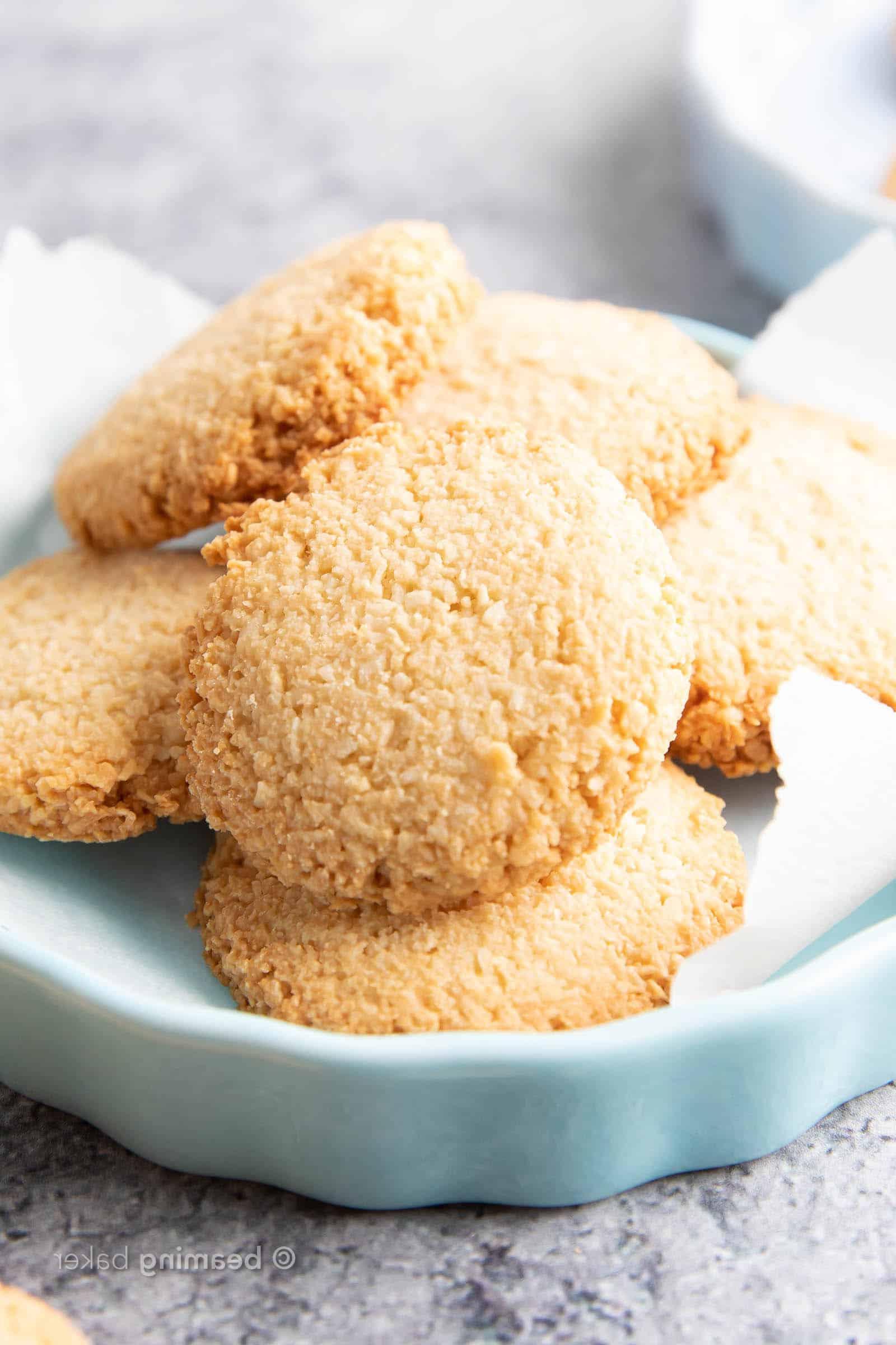 Knusprige Vegane Kokosplätzchen: Ein einfaches 4-Zutaten-Rezept für vegane Kekse mit dreifachem Kokosgenuss! #Vegan #Kekse #Kokos #VeganeKekse | Rezept auf BeamingBaker.com