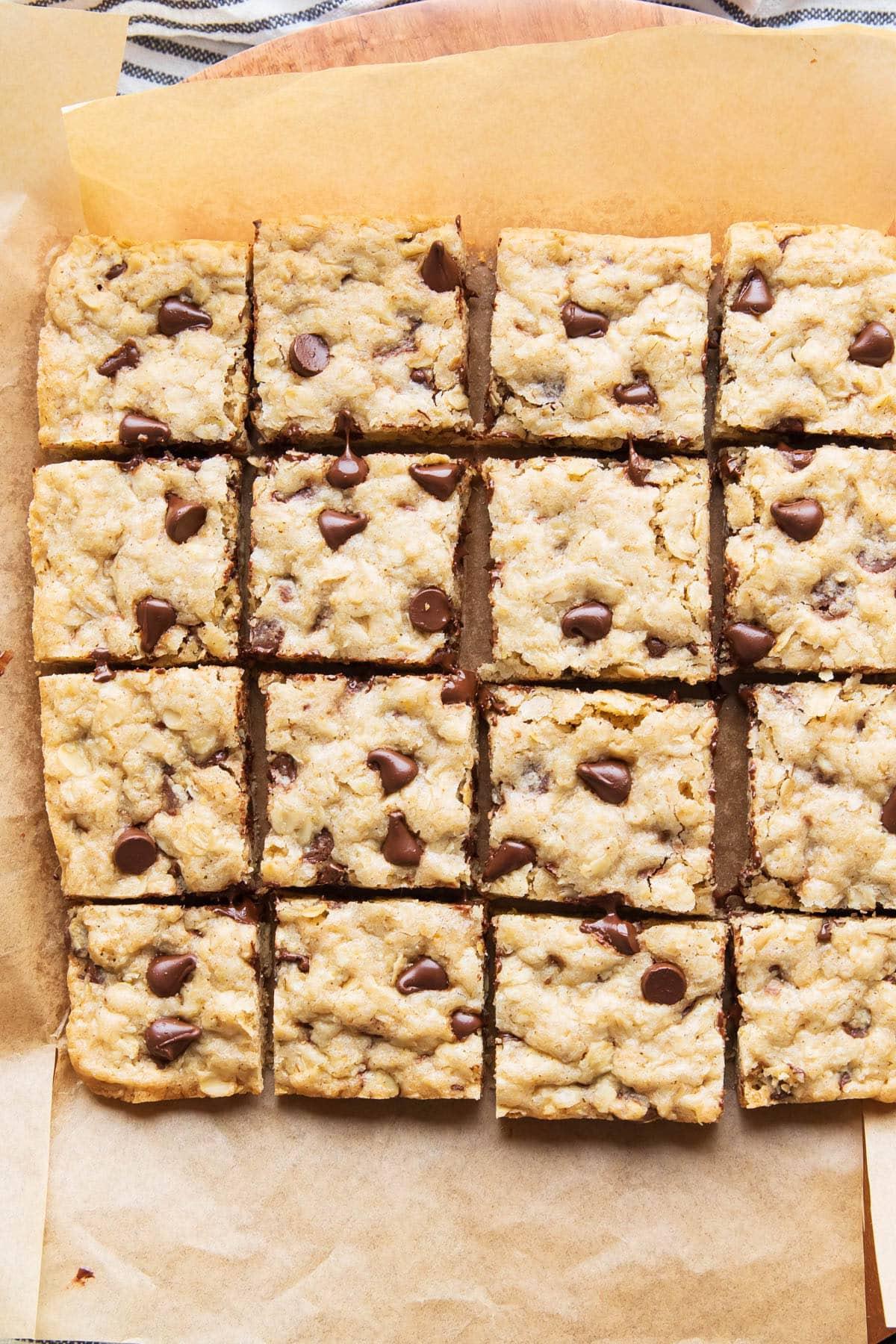 Aufnahme von sauber geschnittenen Haferflocken-Cookie-Riegeln auf Backpapier