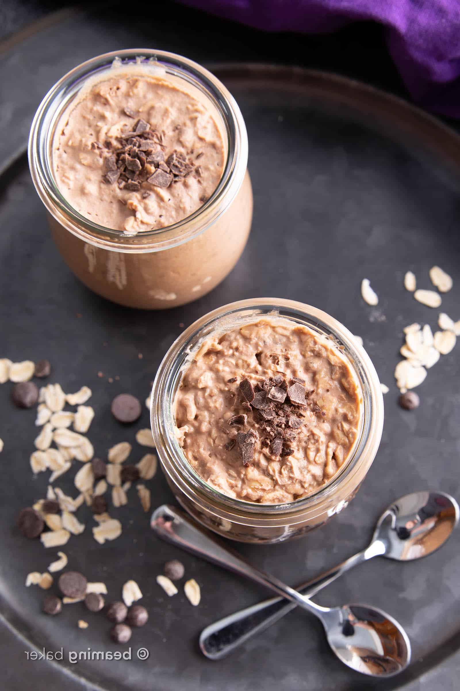 Schoko Overnight Oats Rezept (Vegan): Dieses reichhaltige & cremige Schoko Overnight Oats Rezept ist so EINFACH zuzubereiten! Am Vorabend in Minuten vorbereiten für gesunde Overnight Oats im Glas. #OvernightOats #Schokolade #Frühstück #Vegan | Rezept auf BeamingBaker.com