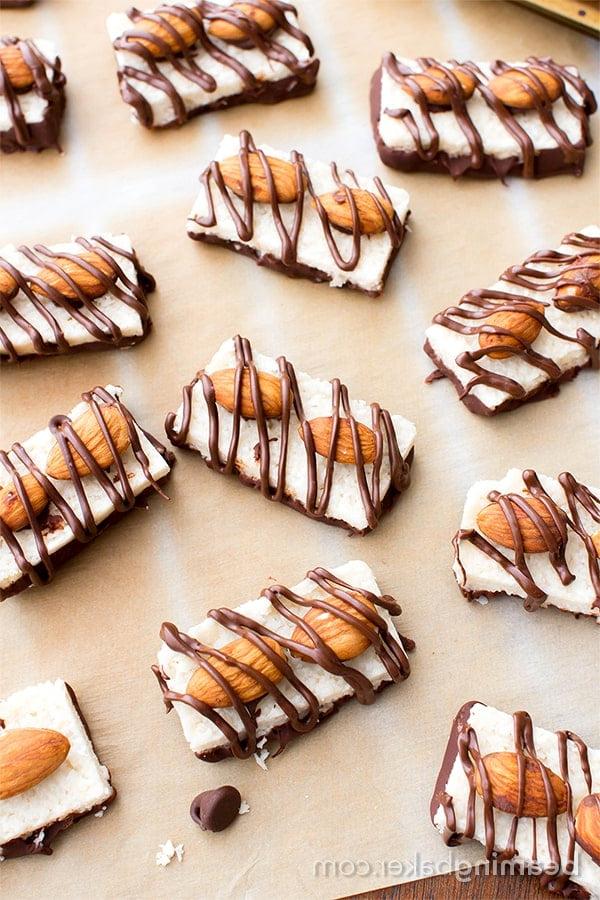 Viele selbstgemachte vegane Almond Joy Riegel mit Schokochips