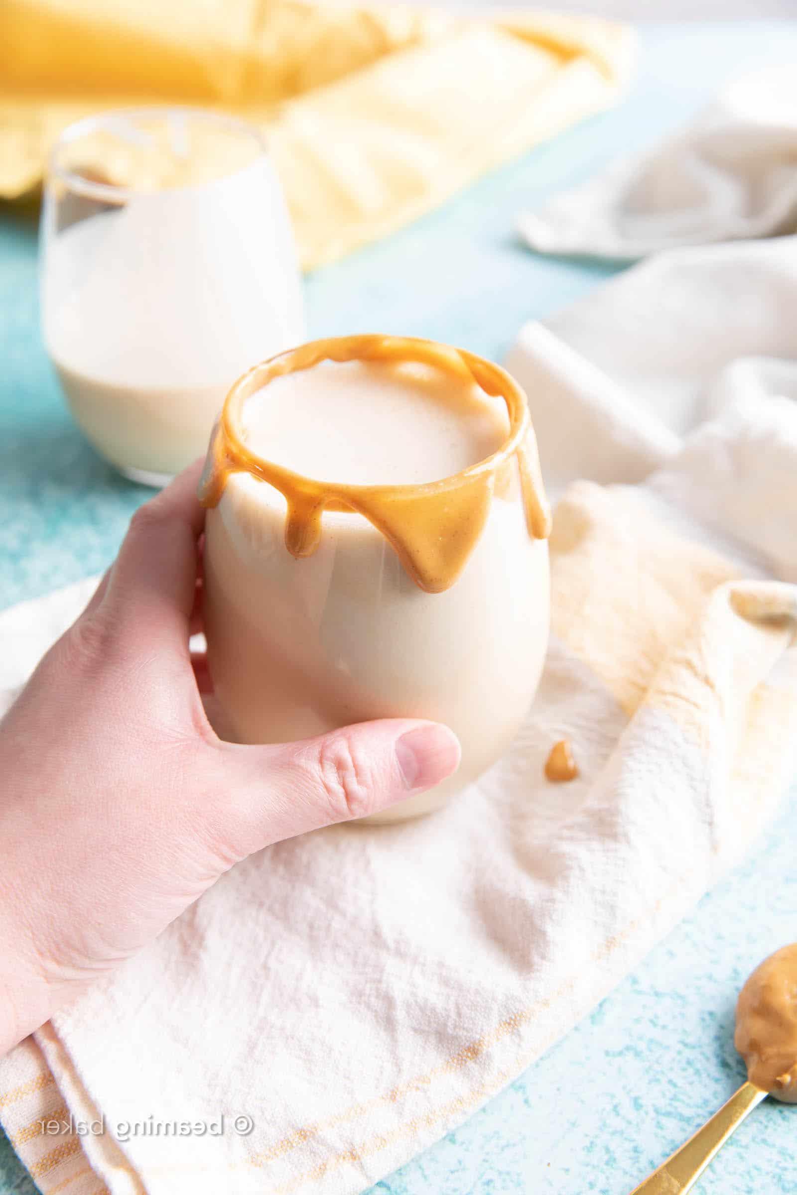 Erdnussbutter Protein Shake: Dieses 4-Zutaten-Erdnussbutter-Protein-Shake-Rezept ist in wenigen Minuten fertig! Glatt, cremig und köstlich – der beste Erdnussbutter-Protein-Shake! #Erdnussbutter #Protein #Shake #ProteinShake | Rezept auf BeamingBaker.com