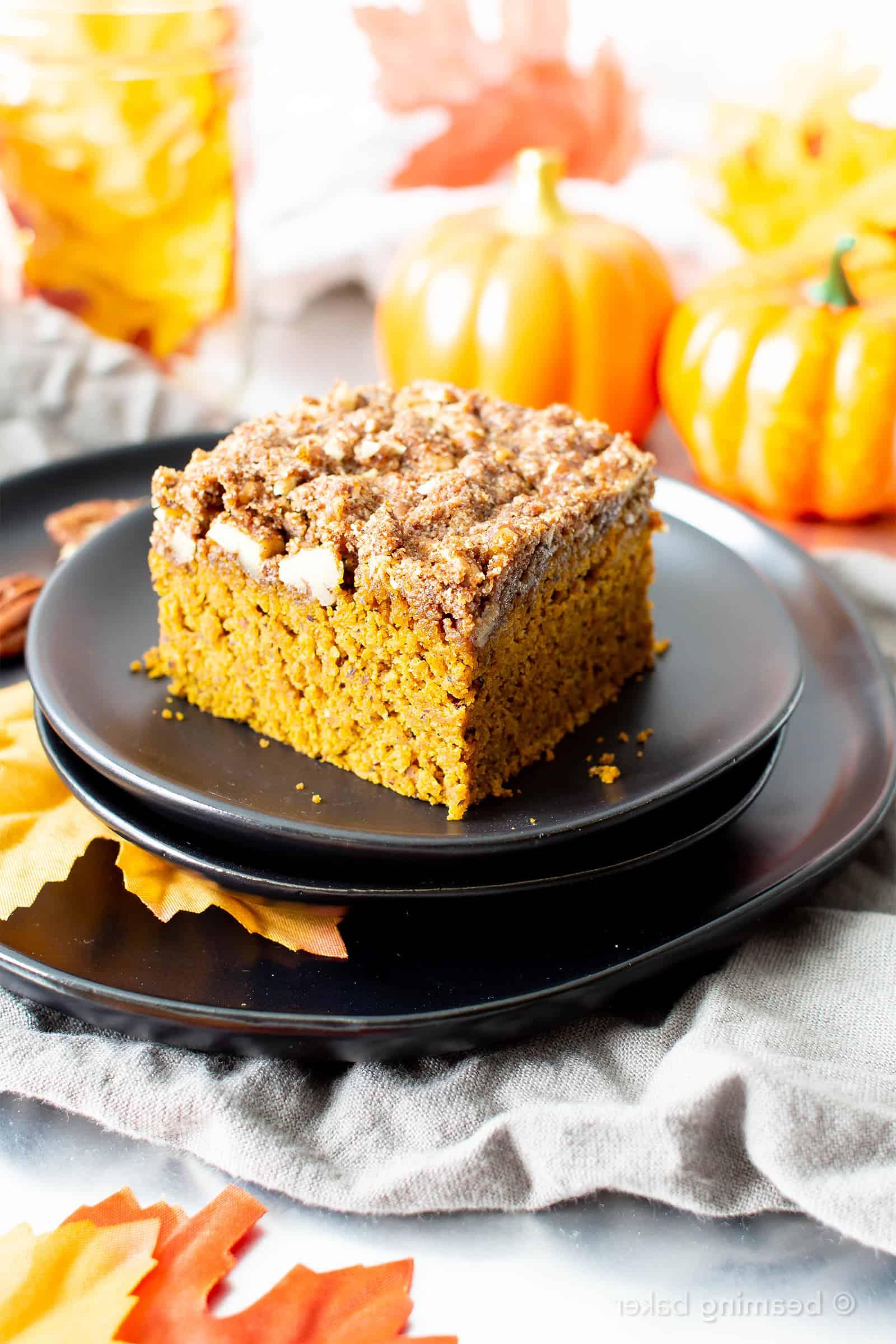 Ein saftiger veganer glutenfreier Kürbis-Streuselkuchen mit einer dicken, feuchten Schicht gesunden Kürbiskuchens und einer zimtigen, buttrigen Streuseldecke. Das beste glutenfreie Kürbisdessert – schmeckt wie veganer Gewürzkuchen und ist mit gesunden Zutaten zubereitet. #Kürbis #Vegan #Glutenfrei #Gesund #Streuselkuchen | Rezept auf BeamingBaker.com