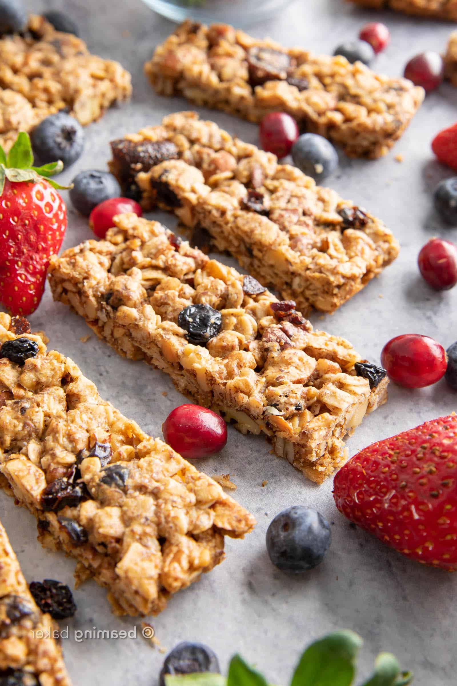 Gesunde Beeren-Müsliriegel: Dieses gesunde Müsliriegel-Rezept strotzt nur so vor süßem Beerenaroma: Heidelbeeren, Erdbeeren & Cranberries. Die besten Müsliriegel – ballaststoffreich, gesund, aus vollwertigen Zutaten, vegan + glutenfrei. #Müsliriegel #GesundeRezepte #Snacks #GesundeSnacks | Rezept auf BeamingBaker.com