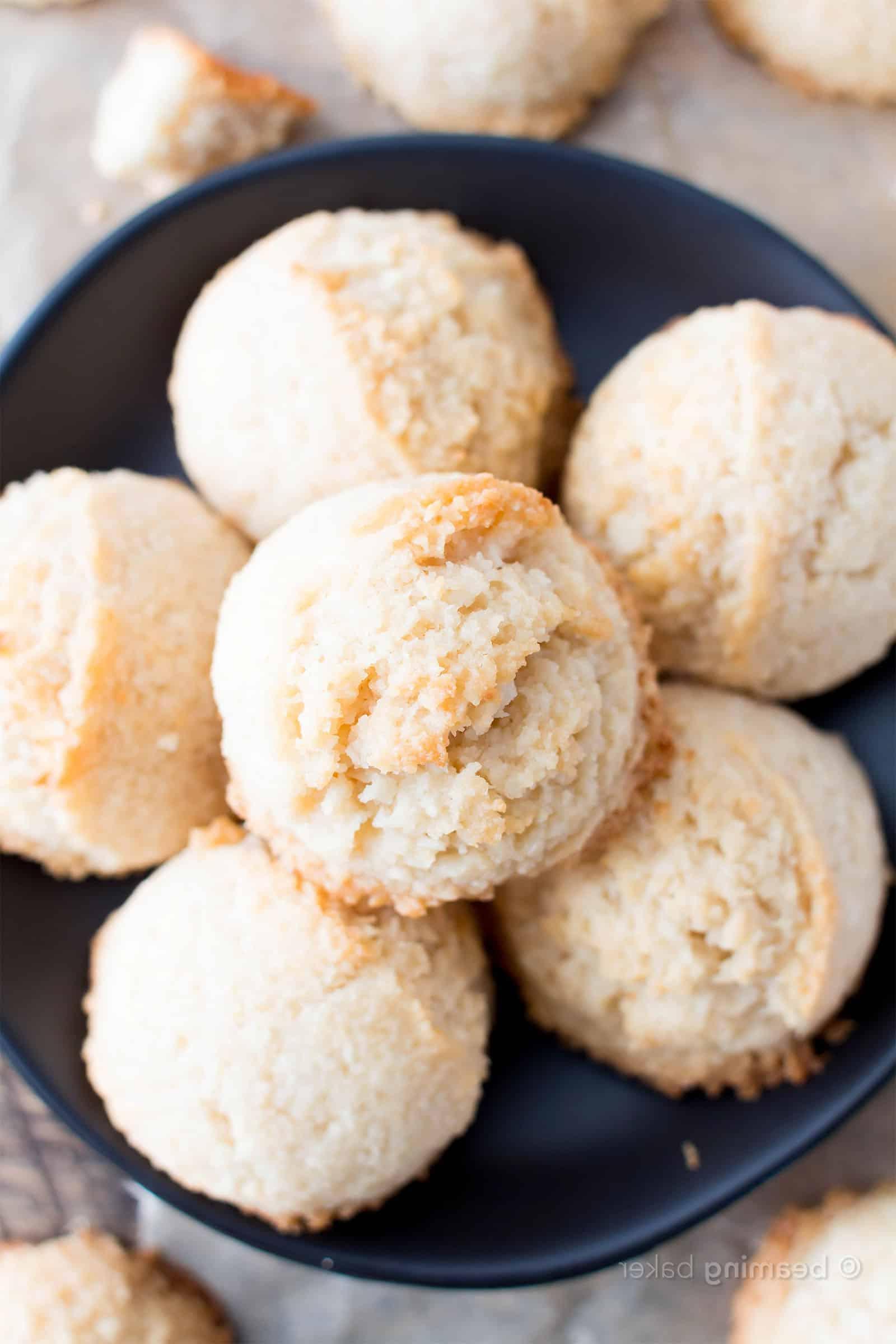 Vegane Kokosmakronen: Unwiderstehlich zähe vegane Kokosmakronen mit knusprigen Rändern und süßem Kokosgeschmack. Nur 4 Zutaten! Paleo, Gesund. #Vegan #Kokos #Makronen #Paleo #Gesund | Rezept auf BeamingBaker.com