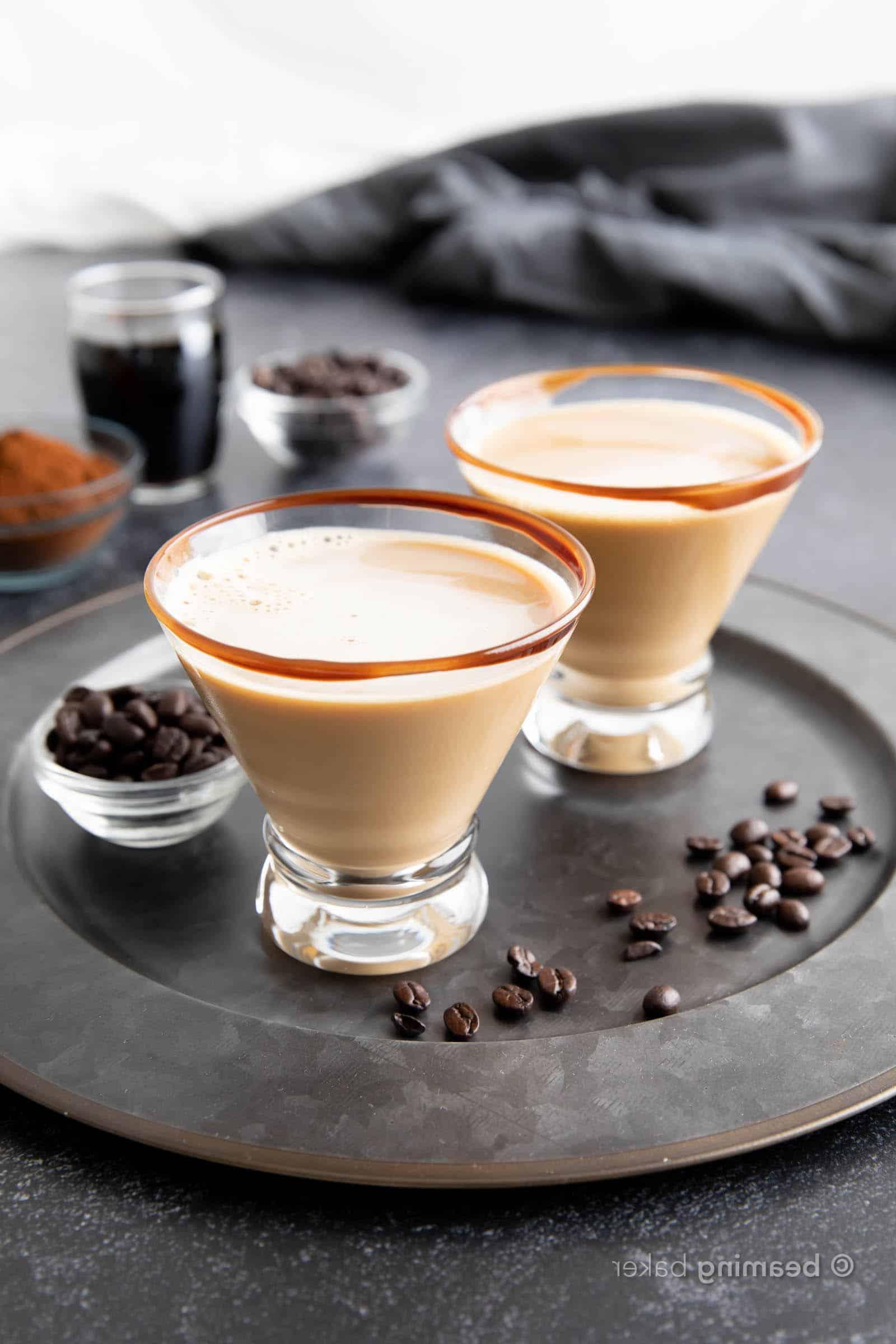 Zwei Schokoladen Espresso Martinis, auf einem Teller mit Kaffeebohnen serviert