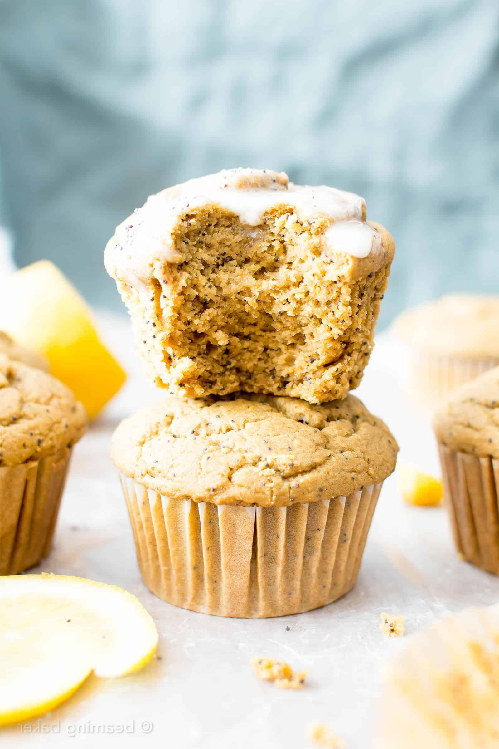 Vegane Zitronen-Mohn-Muffins (Glutenfrei): ein einfaches Rezept für saftige & fluffige vegane Zitronen-Mohn-Muffins – perfekt süß & säuerlich! Glutenfrei. #Vegan #Zitrone #Mohn #Glutenfrei #Muffins | Rezept auf BeamingBaker.com