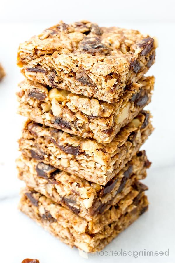 Vegane und glutenfreie Haferflocken-Rosinen-Cookie-Riegel: ein einfaches Rezept für weiche, zähe Cookie-Riegel aus einfachen Zutaten, vollgepackt mit saftigen Rosinen und Walnüssen. #Vegan #Glutenfrei | BeamingBaker.com