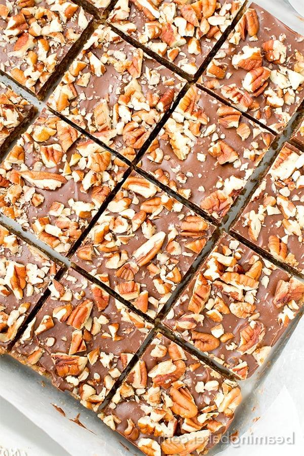 Paleo-Schoko-Pekan-Riegel ohne Backen (V, GF, Paleo): Ein 5-Zutaten-Rezept für köstliche Pekanriegel, bedeckt mit einer dicken Schicht Schokolade und Nüssen. #Paleo #Vegan #GlutenFrei #MilchFrei | BeamingBaker.com