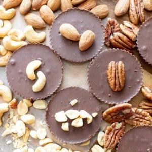 4 Variationen – Keto Fudge Cups: 4 köstliche Arten, Keto Fudge zu genießen. Low Carb & super einfach zuzubereiten! 2 Zutaten. #Keto #LowCarb #KetoFudge #Fudge | Rezept BeamingBaker.com