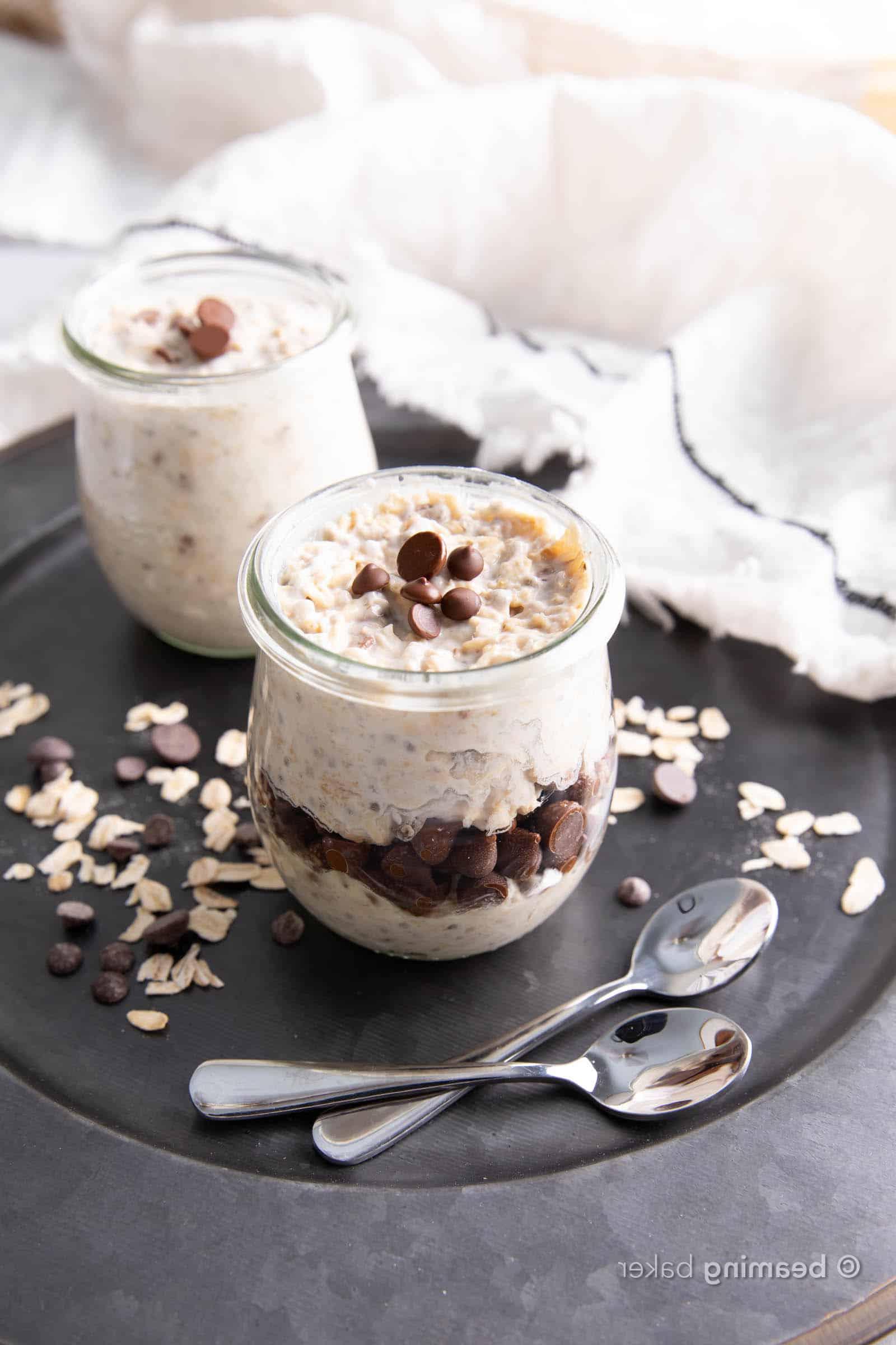 Cremige Schoko-Overnight-Oats: Ein einfaches veganes Rezept für Haferflocken über Nacht, die reichhaltig, cremig und voller veganer Schoko-Chips sind! Ein schnelles Frühstück, das am Vorabend zubereitet wird. #Vegan #OvernightOats #HaferflockenUeberNacht #SchokoChips | Rezept auf BeamingBaker.com