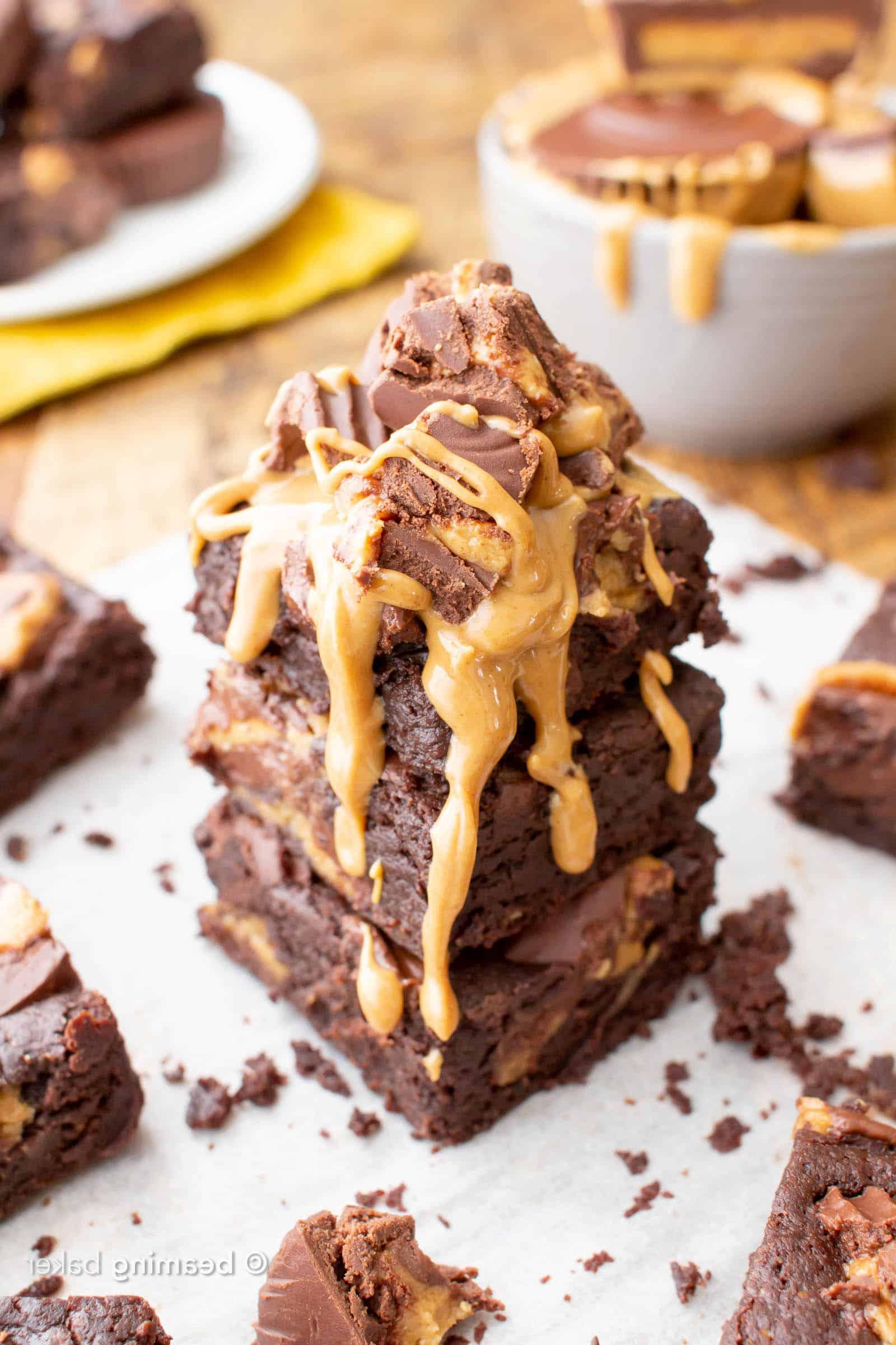 Vegane Erdnussbutter-Brownies: Saftige und fudgy Brownies gefüllt mit veganen Erdnussbutter-Bechern und reichhaltiger Schokolade. #PflanzlichesBacken #Erdnussliebe #VeganDessert
