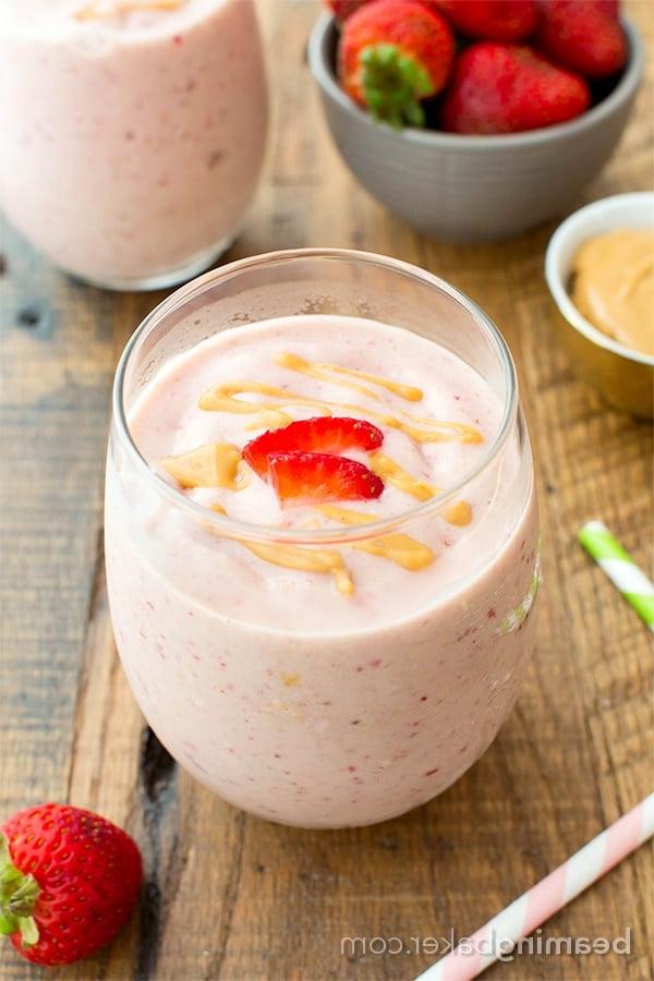 Veganer Erdbeer-Erdnussbutter-Smoothie (V+GF): Ein einfaches 4-Zutaten-Rezept für proteinreiche, cremige Smoothies, die vor Erdbeer- und Erdnussbuttergeschmack nur so strotzen. #Vegan #Glutenfrei #Laktosefrei | BeamingBaker.com