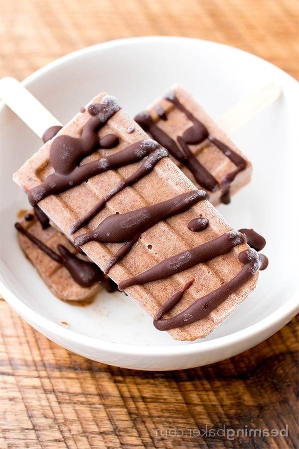 Doppelschokolade Erdnussbutter Bananen Eis am Stiel (Vegan, Glutenfrei, Milchfrei) 4 Cremige Doppel-Schoko-Erdnussbutter-Bananen-Popsicles (Vegan & Glutenfrei): Ein pflanzliches Rezept mit nur 6 Zutaten für reichhaltige, cremige, schokoliert-erdnussbutter-bananen-popsicles. #Vegan #Glutenfrei #Milchfrei | BeamingBaker.com