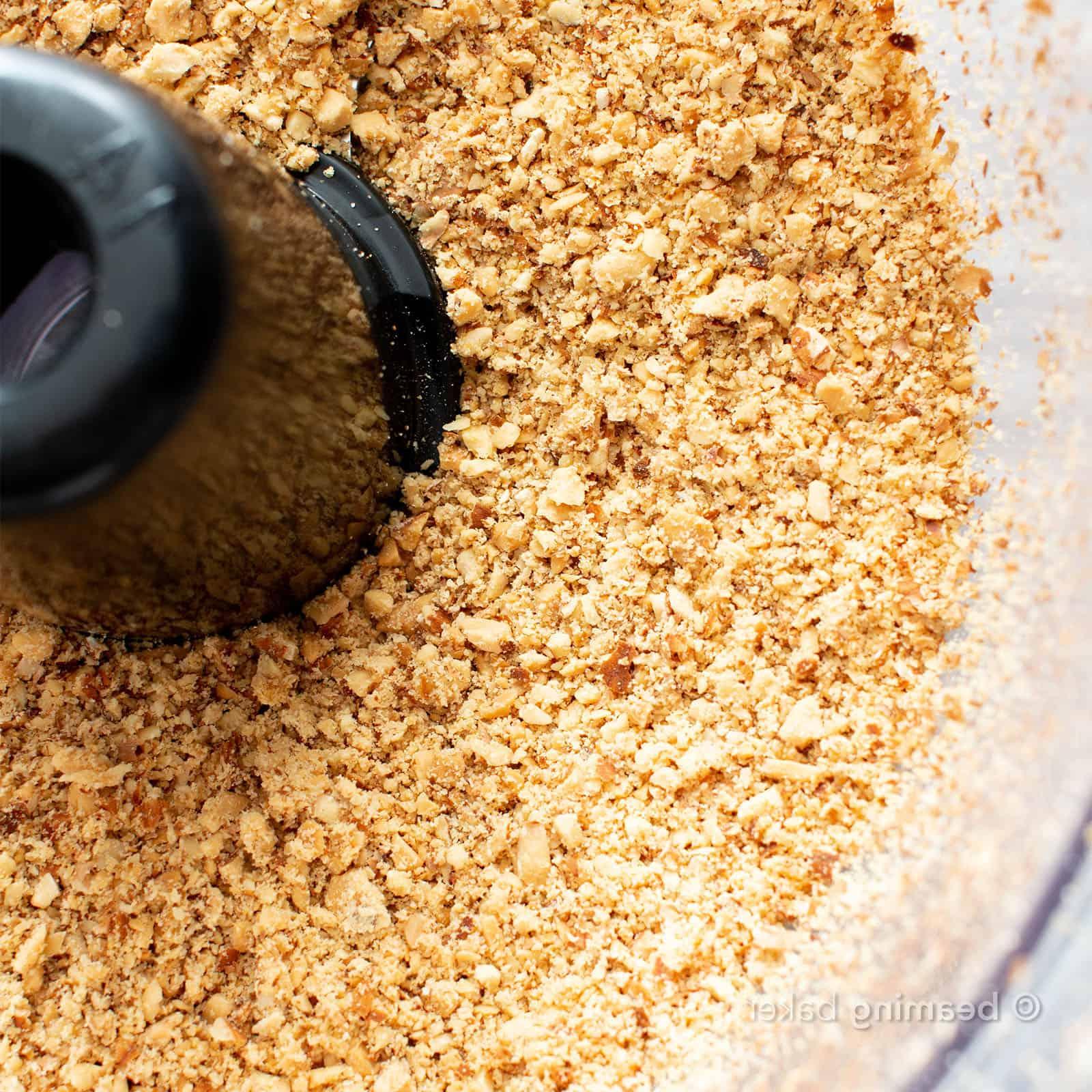 Mandelmus selber machen: Die Mandeln im Food Processor werden zunächst grob und dann feiner krümelig. Geduld ist hier der Schlüssel.