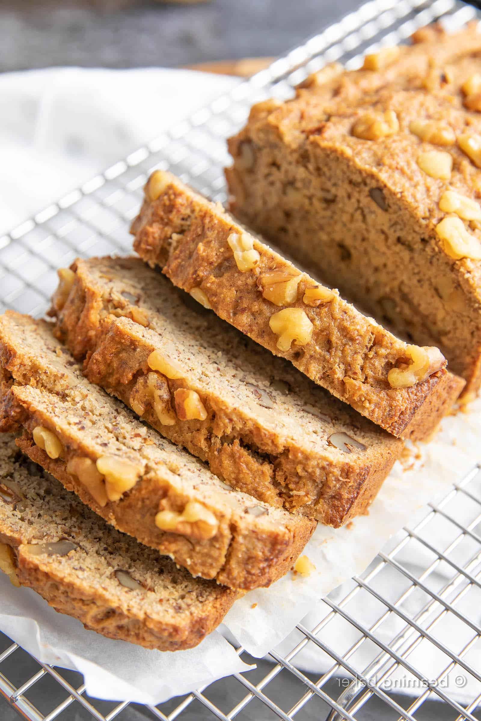 Gesundes Bananenbrot Rezept: Unglaublich leckeres und saftiges Bananenbrot, das auch noch gesund ist! Nährstoffreich, mit gemütlichem Bananengeschmack und unglaublicher Textur – du wirst nicht widerstehen können! #Bananenbrot #Gesund #Banane | Rezept auf BeamingBaker.com