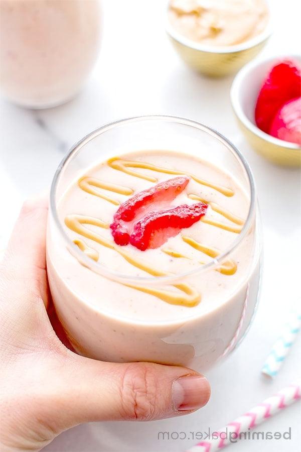 Proteinreicher Erdbeer-Erdnussbutter-Smoothie: 19g Protein, 5 einfache Zutaten, schnelles Rezept für einen cremigen, gesunden und proteinreichen Smoothie. BEAMINGBAKER.COM #Proteinreich #Smoothies