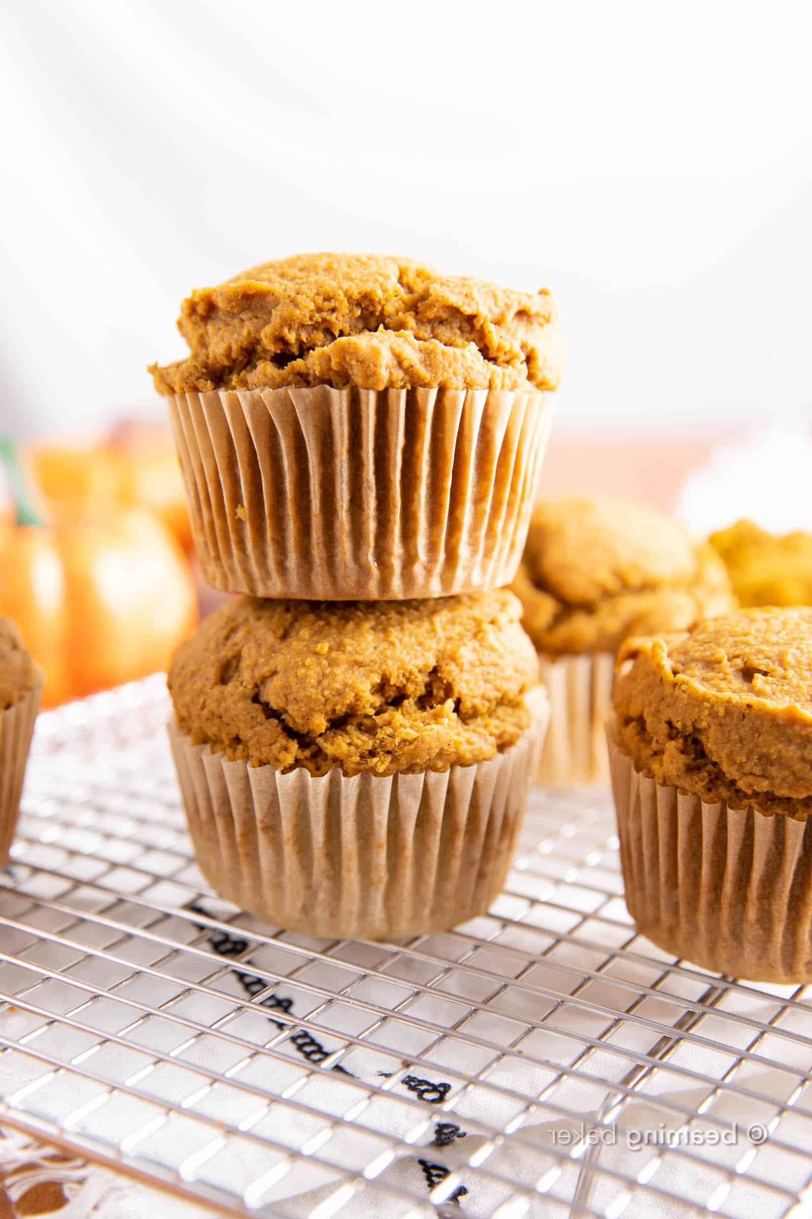 Glutenfreie Kürbis-Muffins (GF): Befriedigende, gemütliche GF Kürbis-Muffins! Das beste Rezept für glutenfreie Kürbis-Muffins – leicht süß & feucht mit köstlichem gewürzten Kürbisgeschmack! #Glutenfrei #GF #Kürbis #Muffins | Rezept auf BeamingBaker.com