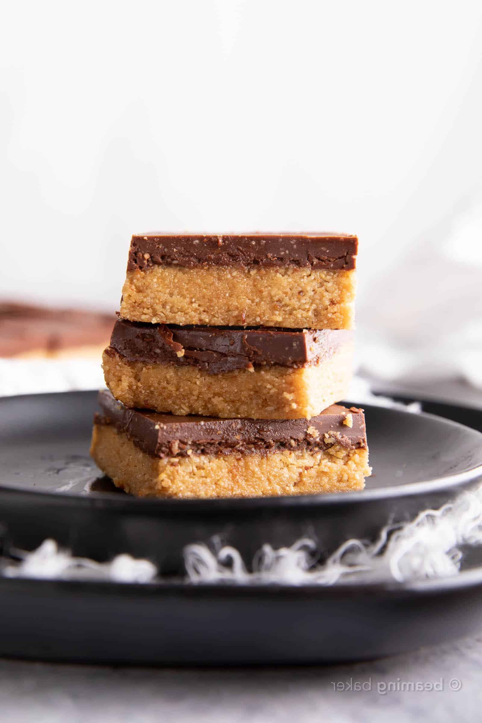 4-Zutaten Nutella Riegel ohne Backen: Dieses einfache Rezept für Nutella-Schokoriegel ergibt weiche, zähe Riegel mit einer dicken Schoko-Haselnuss-Oberfläche. Die besten Nutella-Riegel ohne Backen – Nutella in mundgerechter Riegelform! #Nutella #Schokolade #OhneBacken #Haselnuss