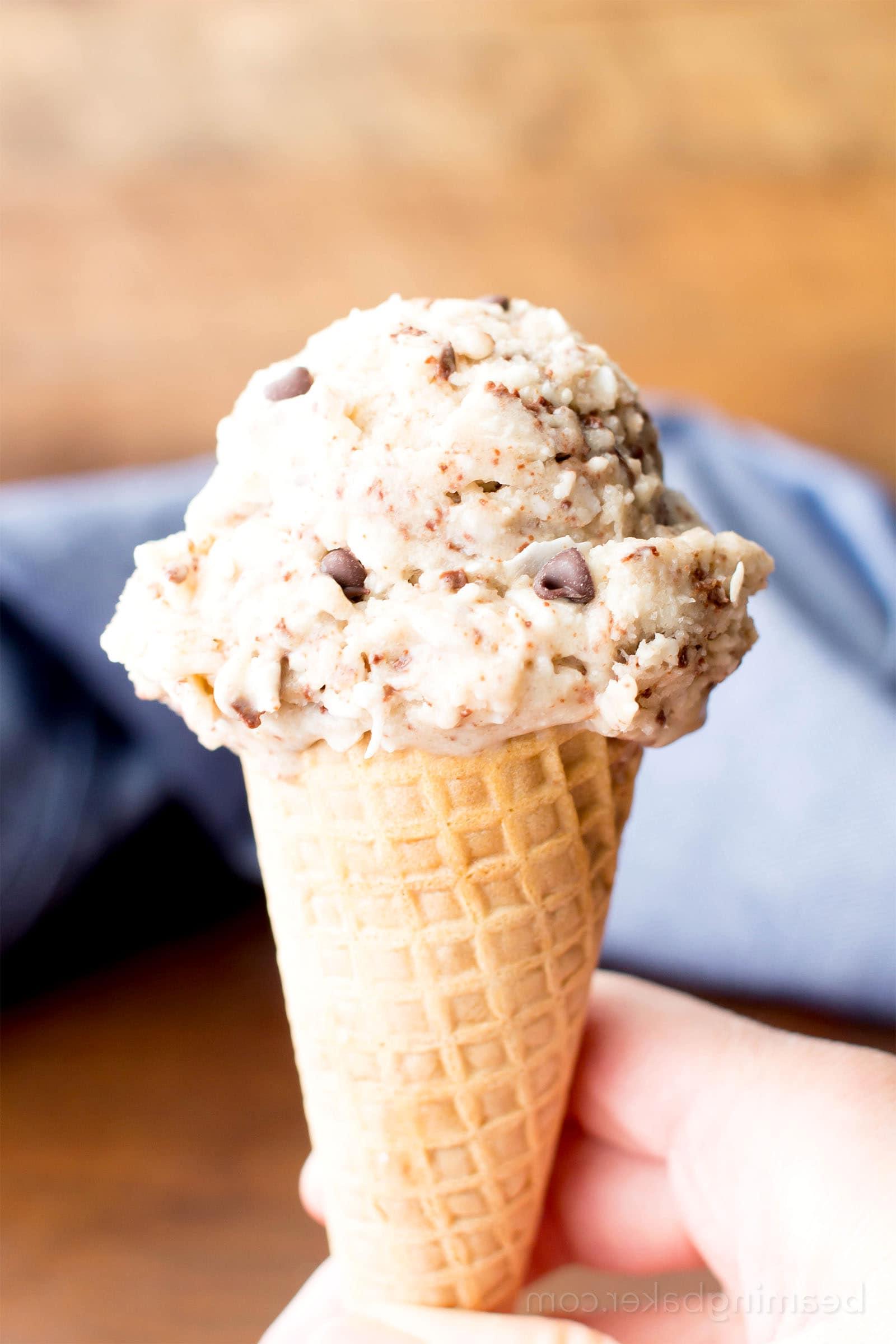 Kokos-Schoko-Veganes Eis Rezept: dieses köstliche vegane Eisrezept ist wunderbar reichhaltig und cremig! Das beste hausgemachte vegane Eis—vollgepackt mit Kokos & Schokochips, ohne Eismaschine. #Vegan #Eis #Kokosnuss #Schokochips #VeganesEis | Rezept auf BeamingBaker.com
