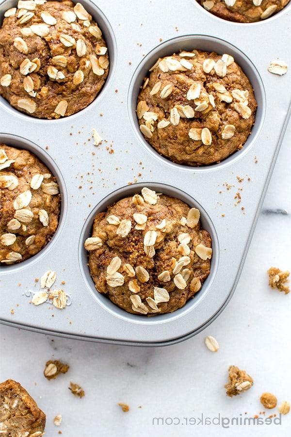 Saftige Vegane Glutenfreie Bananen-Hafer-Muffins: Ein einfaches Ein-Schüssel-Rezept für warme, feuchte und leicht süße Bananen-Hafer-Muffins aus einfachen Zutaten. #vegan #glutenfrei #frühstück #gesund | Rezept auf BeamingBaker.com