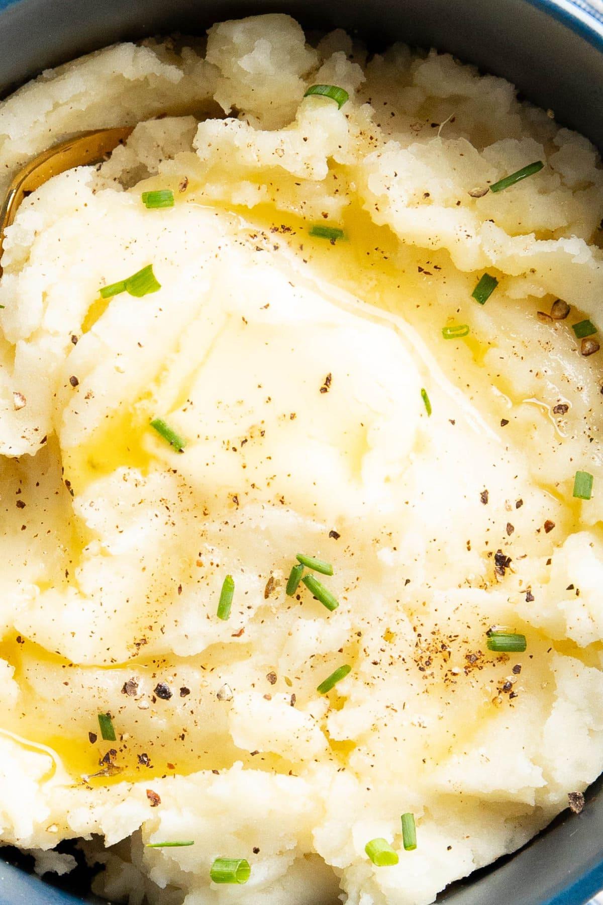 Nahaufnahme des cremigen und köstlich stückigen veganen Kartoffelpürees