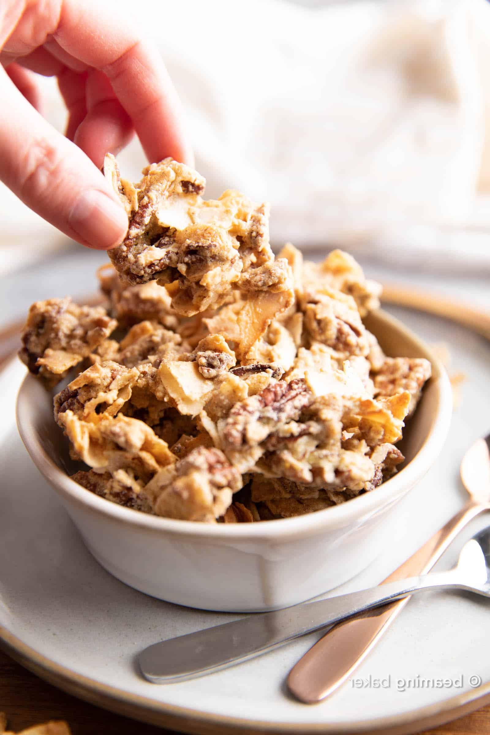 Bestes Keto Granola Rezept: knuspriges, knuspriges Keto Granola mit großen Clustern. Dieses Low-Carb-Granola ist süß, nussig und sättigend! Keto-freundlich, Low-Carb, Glutenfrei, Vegan. #KetoGranola #LowCarb #KetoFriendly #KetoRezept | Rezept auf BeamingBaker.com
