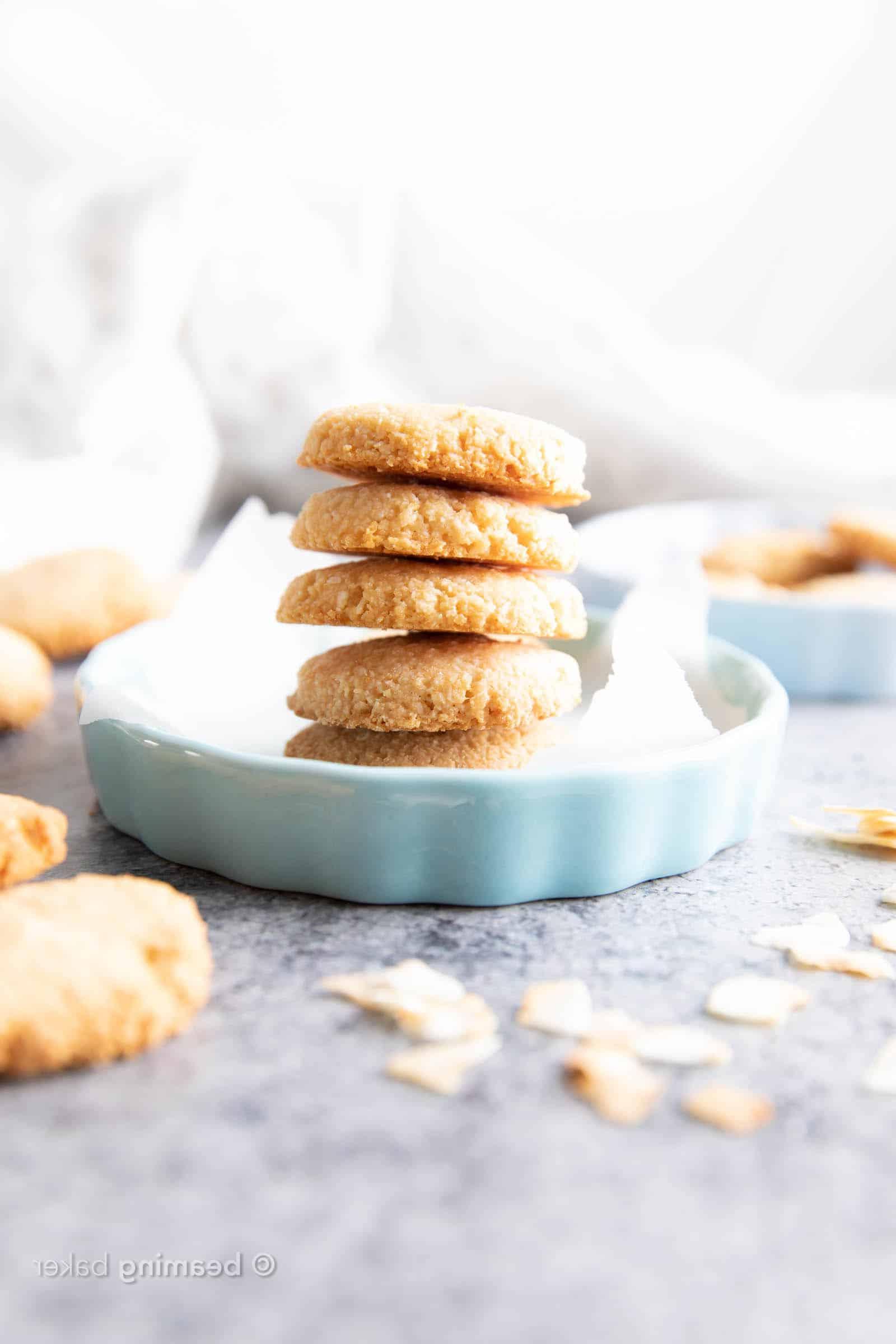 Knusprige Vegane Kokosplätzchen: Ein einfaches 4-Zutaten-Rezept für vegane Kekse mit dreifachem Kokosgenuss! #Vegan #Kekse #Kokos #VeganeKekse | Rezept auf BeamingBaker.com