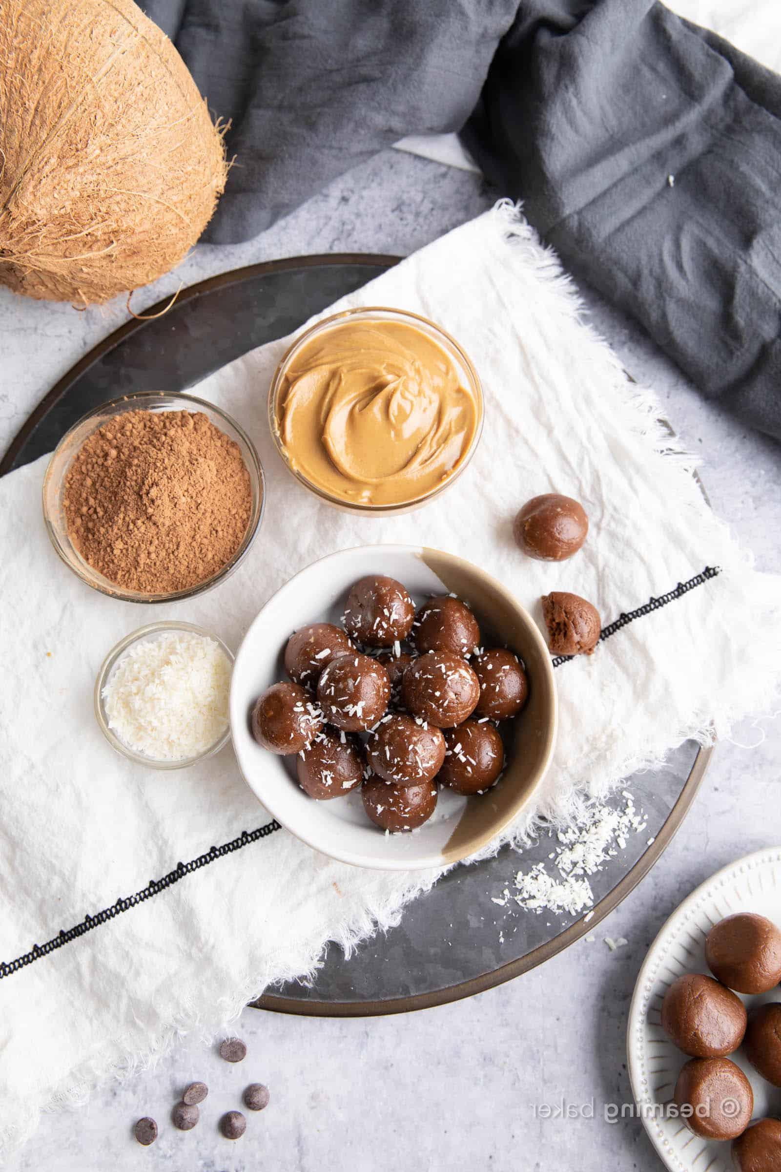 Keto Schoko-Energiebällchen: Ein Snack, der Schokoladengeschmack und Ihre liebsten Add-ins perfekt vereint. Ideal für Keto, Low-Carb und schnelle Energie. Auf BeamingBaker.com.