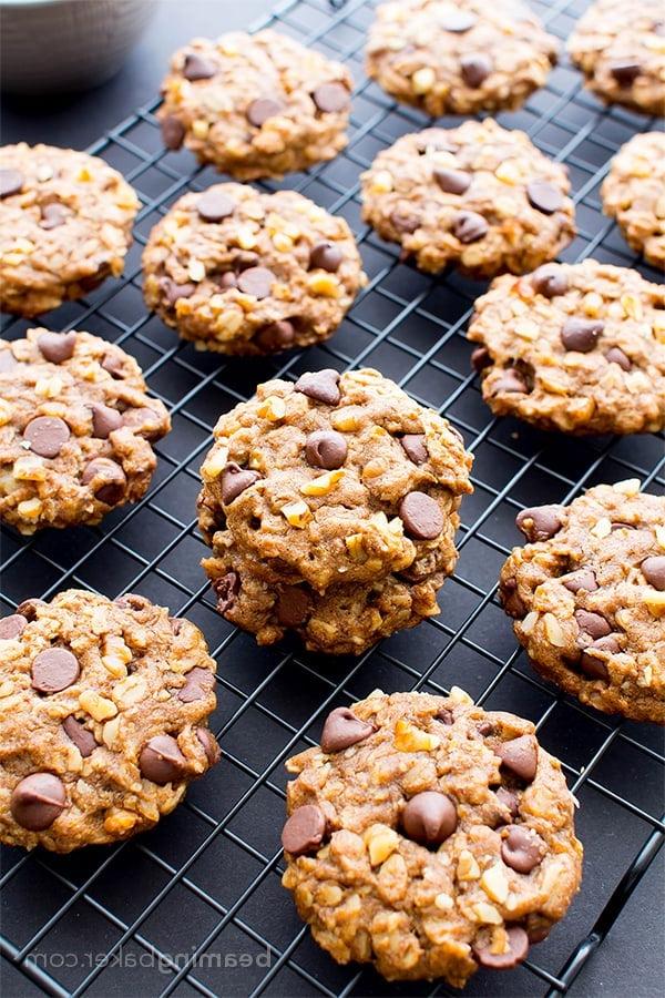 Vegane Mandelbutter-Schoko-Walnuss-Haferkekse (V, GF, DF): Ein einfaches Rezept für zähe, knusprige Mandelbutter-Kekse, köstlich zubereitet mit vollwertigen Zutaten. #Vegan #Glutenfrei #Hafermehl #Laktosefrei | BeamingBaker.com