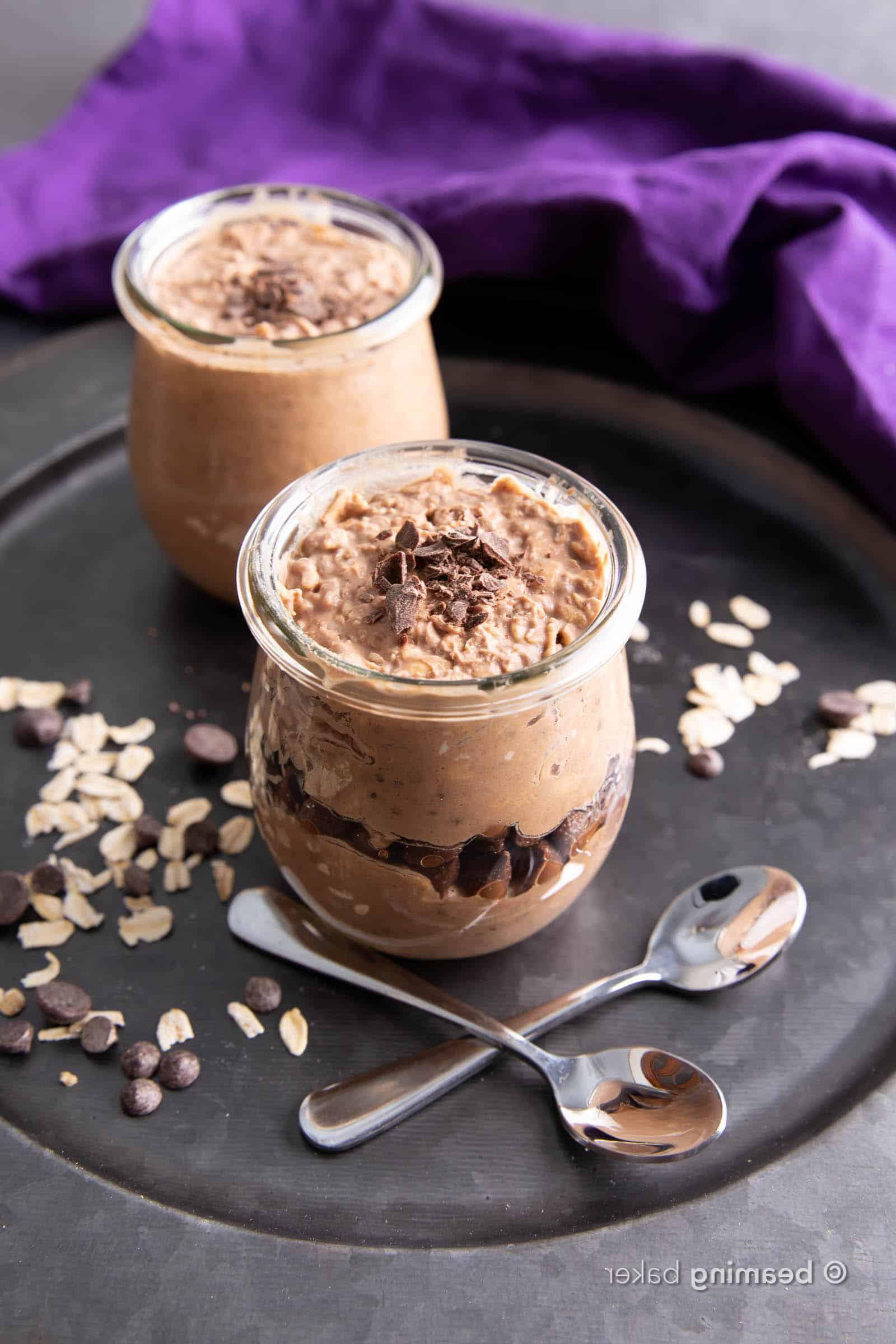 Schoko Overnight Oats Rezept (Vegan): Dieses reichhaltige & cremige Schoko Overnight Oats Rezept ist so EINFACH zuzubereiten! Am Vorabend in Minuten vorbereiten für gesunde Overnight Oats im Glas. #OvernightOats #Schokolade #Frühstück #Vegan | Rezept auf BeamingBaker.com