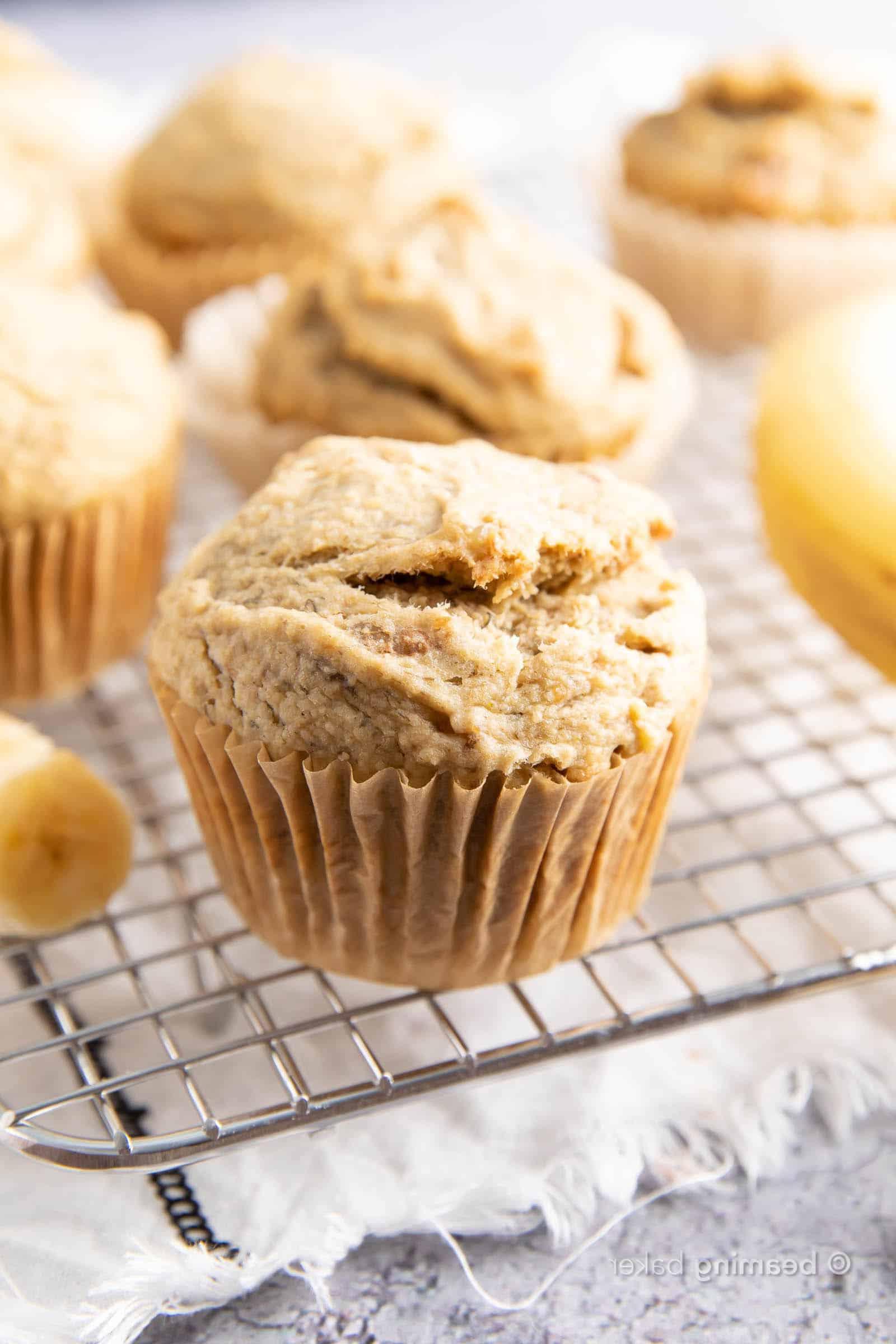 Ein einfaches Rezept für glutenfreie Bananenmuffins, die befriedigend dicht und reichhaltig sind, mit einem Hauch von Fluffigkeit und köstlichem, mittelsüßem Bananengeschmack. #GlutenFree #Banana #Muffins | Rezept auf BeamingBaker.com