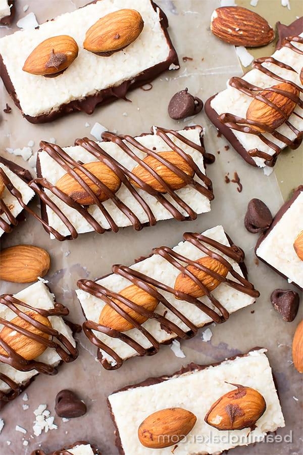 Nahaufnahme eines veganen Almond Joy Riegels, der mit Schokolade beträufelt wird