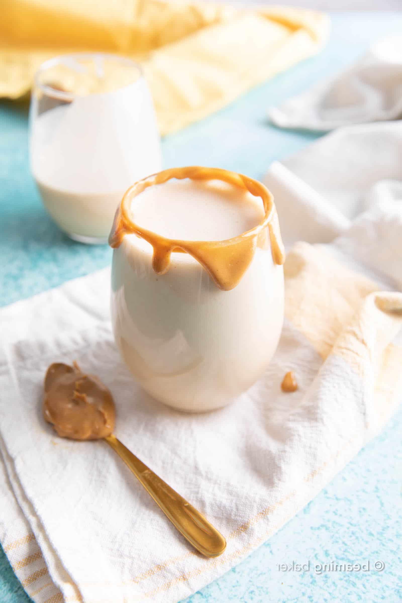 Erdnussbutter Protein Shake: Dieses 4-Zutaten-Erdnussbutter-Protein-Shake-Rezept ist in wenigen Minuten fertig! Glatt, cremig und köstlich – der beste Erdnussbutter-Protein-Shake! #Erdnussbutter #Protein #Shake #ProteinShake | Rezept auf BeamingBaker.com