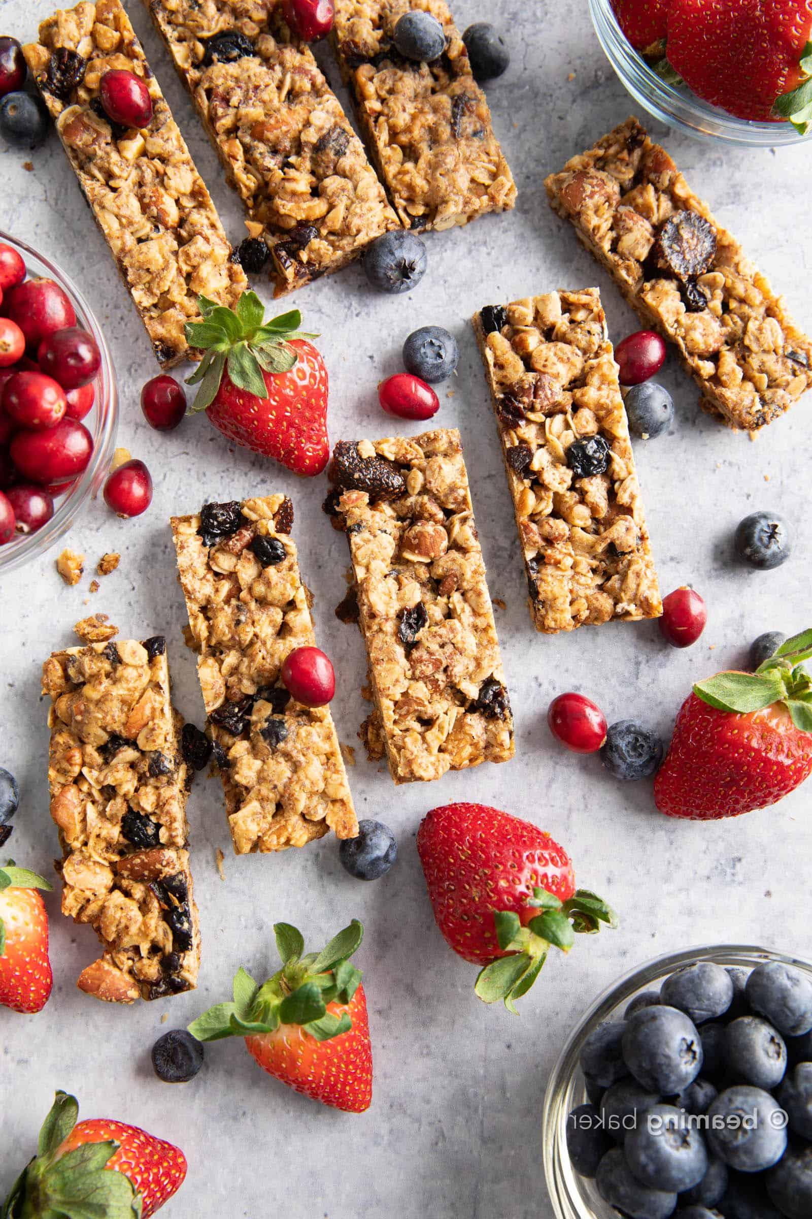 Gesunde Beeren-Müsliriegel: Dieses gesunde Müsliriegel-Rezept strotzt nur so vor süßem Beerenaroma: Heidelbeeren, Erdbeeren & Cranberries. Die besten Müsliriegel – ballaststoffreich, gesund, aus vollwertigen Zutaten, vegan + glutenfrei. #Müsliriegel #GesundeRezepte #Snacks #GesundeSnacks | Rezept auf BeamingBaker.com