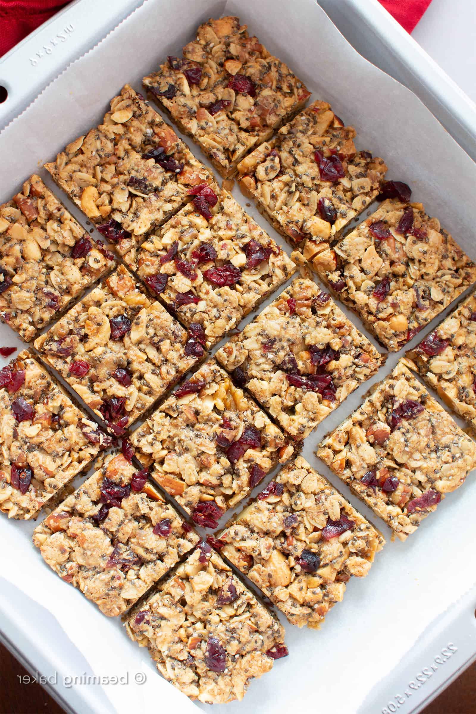 Cranberry Chia Glutenfreie Vegane Snackriegel: Dieses gesunde vegane Snackriegelrezept ergibt zähe & sättigende Riegel! Das beste vegane Snackriegelrezept – vollgepackt mit Chia & Leinsamen, um dich satt zu halten! #Snacks #Riegel #Glutenfrei #Vegan #Chia | Rezept auf BeamingBaker.com