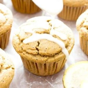 Vegane Zitronen-Mohn-Muffins (Glutenfrei): ein einfaches Rezept für saftige & fluffige vegane Zitronen-Mohn-Muffins – perfekt süß & säuerlich! Glutenfrei. #Vegan #Zitrone #Mohn #Glutenfrei #Muffins | Rezept auf BeamingBaker.com