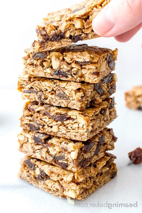 Vegane und glutenfreie Haferflocken-Rosinen-Cookie-Riegel: ein einfaches Rezept für weiche, zähe Cookie-Riegel aus einfachen Zutaten, vollgepackt mit saftigen Rosinen und Walnüssen. #Vegan #Glutenfrei | BeamingBaker.com
