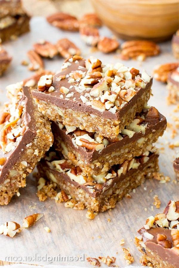 Paleo-Schoko-Pekan-Riegel ohne Backen (V, GF, Paleo): Ein 5-Zutaten-Rezept für köstliche Pekanriegel, bedeckt mit einer dicken Schicht Schokolade und Nüssen. #Paleo #Vegan #GlutenFrei #MilchFrei | BeamingBaker.com