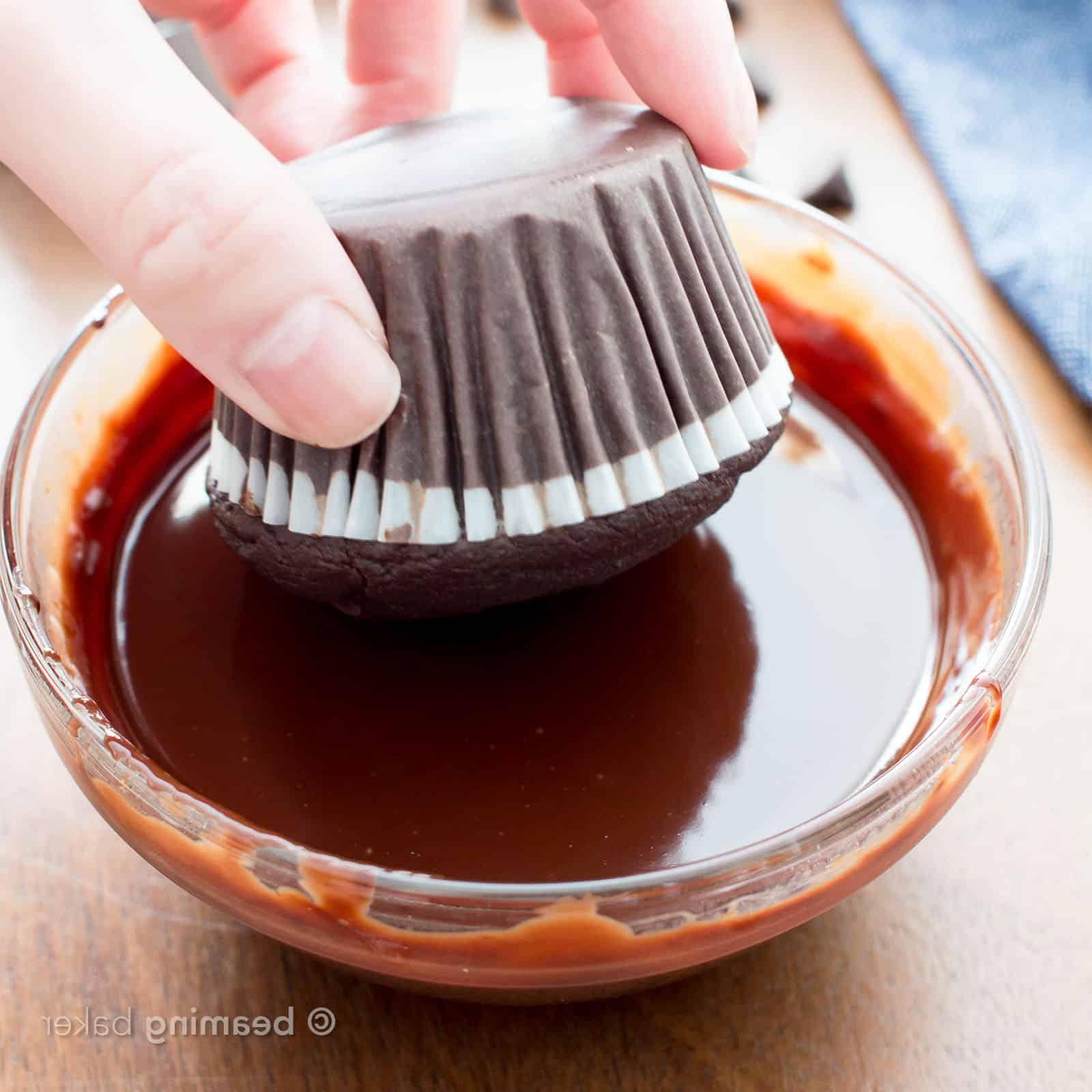 Vegane Schokoladen-Ganache: Fertige, glänzende vegane Schokoladen-Ganache, bereit zum Eintauchen oder Übergießen von Desserts.